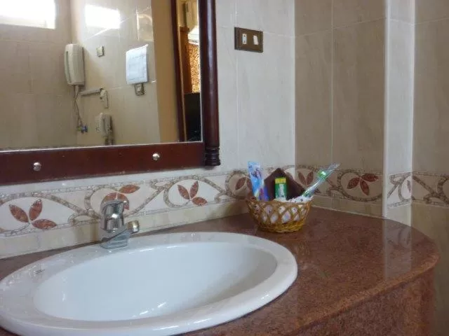Bathroom in Philae Hotel Aswan