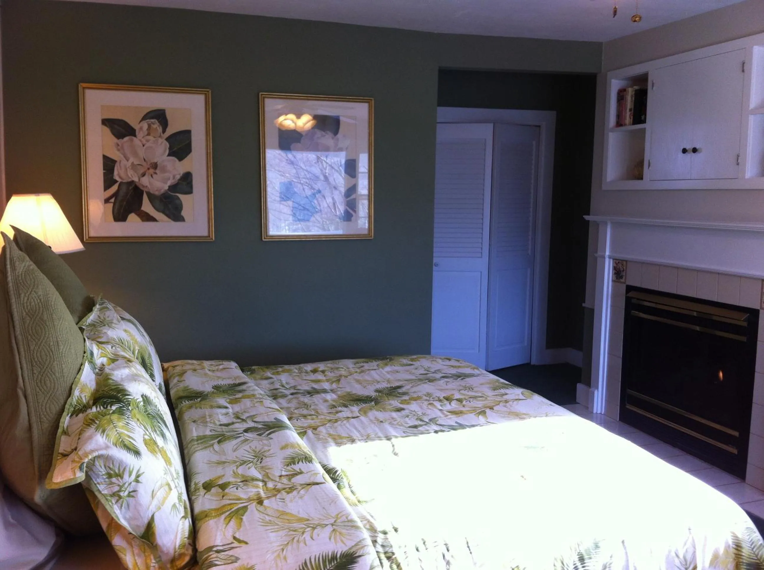 King Room with Mountain View in Deerhill Inn