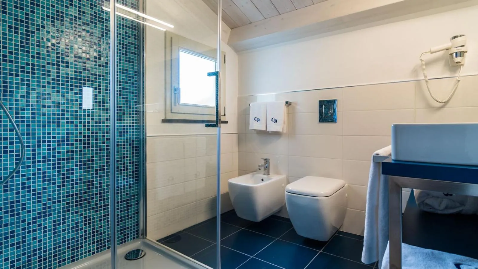 Shower in Cafe Bleu Relais