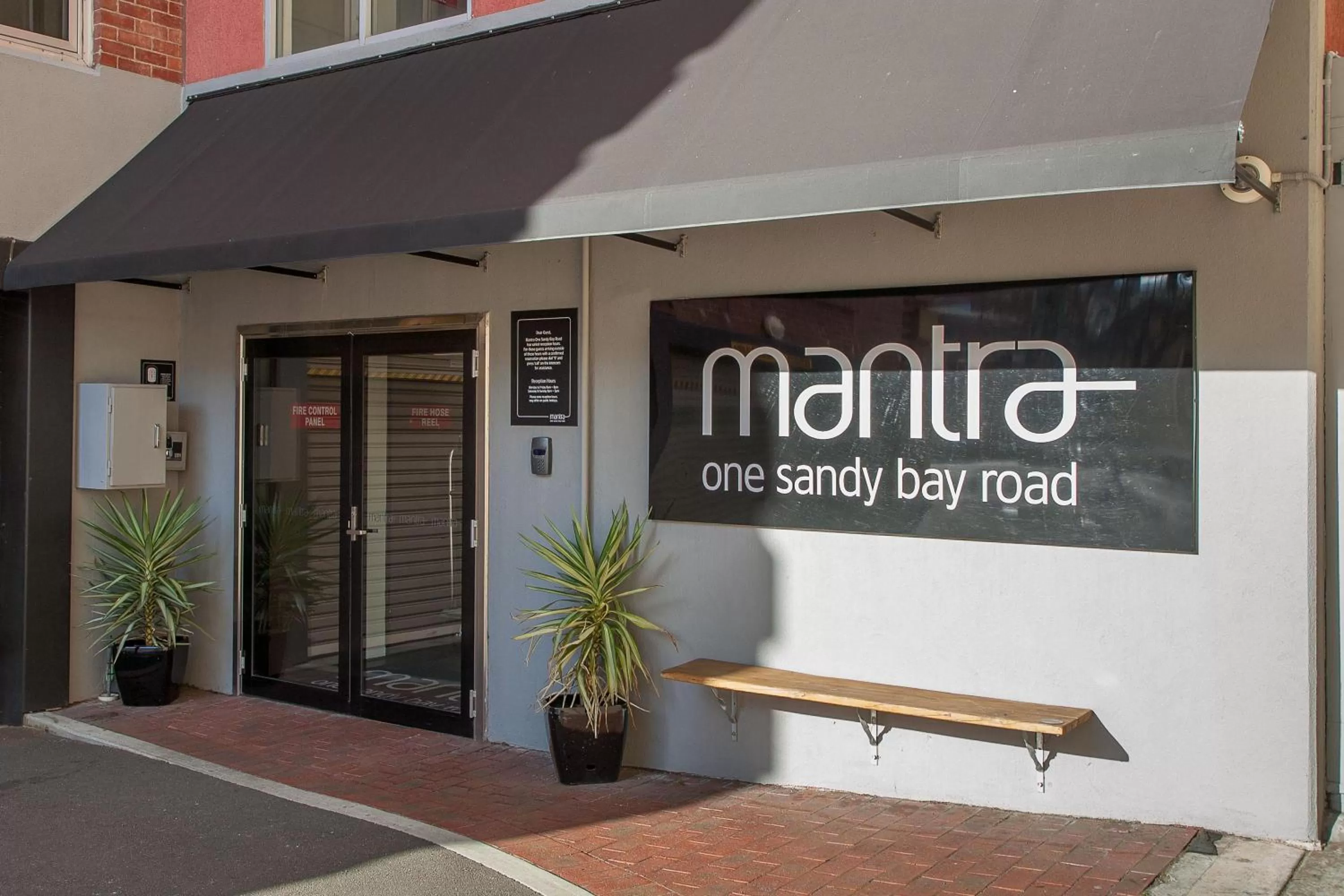 Facade/entrance in Mantra One Sandy Bay Road