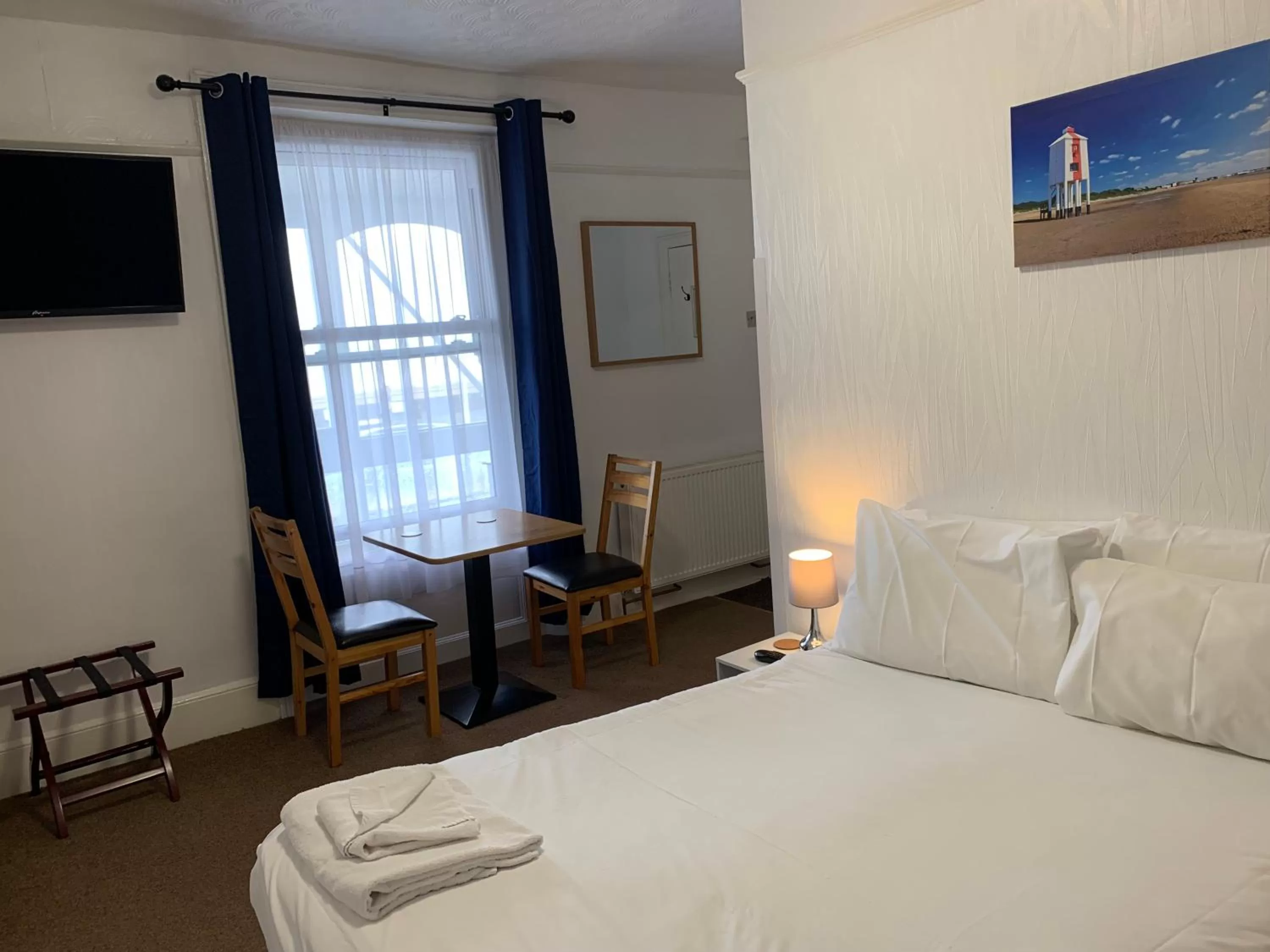 Bathroom, Bed in The Royal Clarence Hotel (on the Seafront)