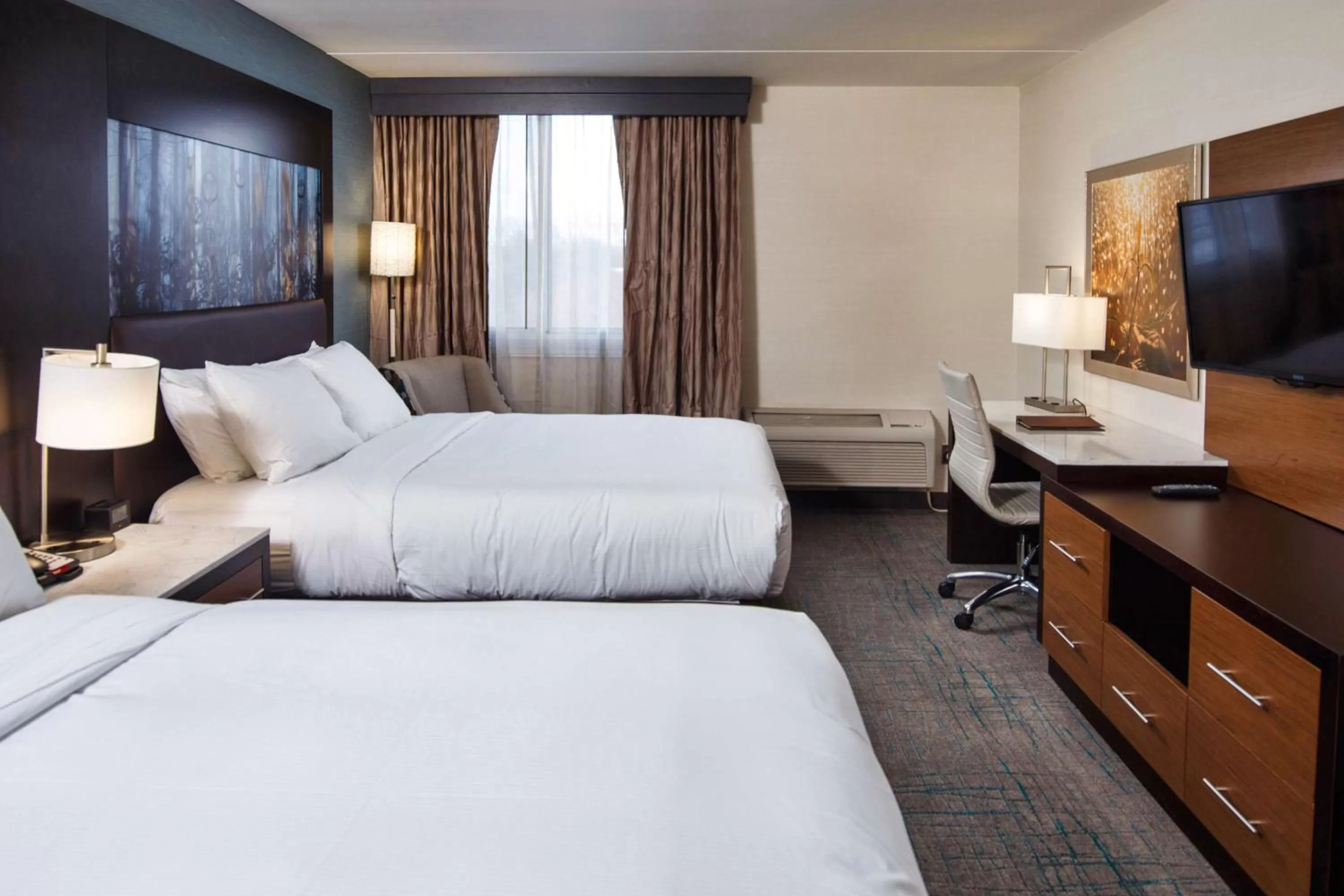 Bedroom, Bed in DoubleTree by Hilton Neenah