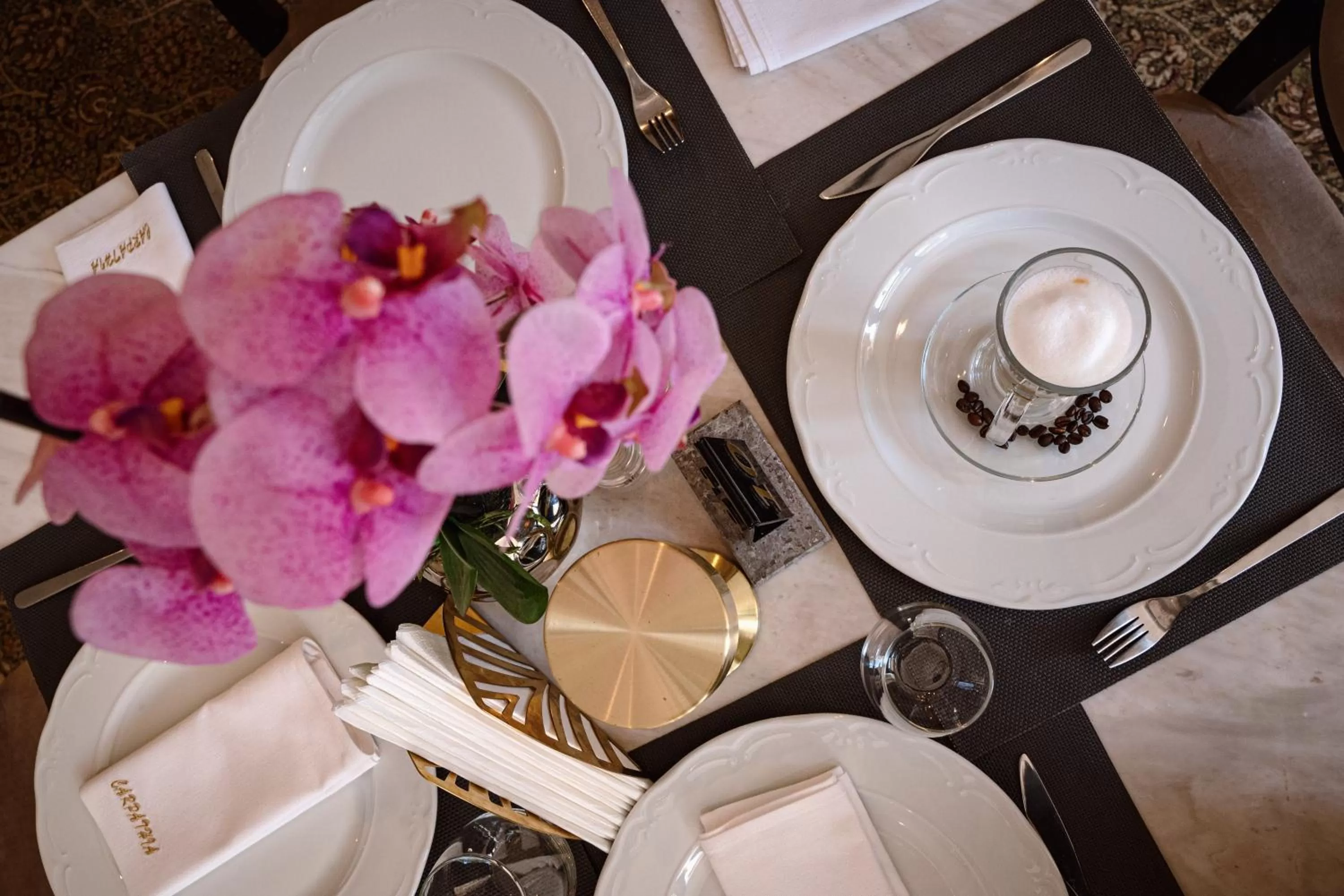 Restaurant/places to eat in Hotel Carpathia