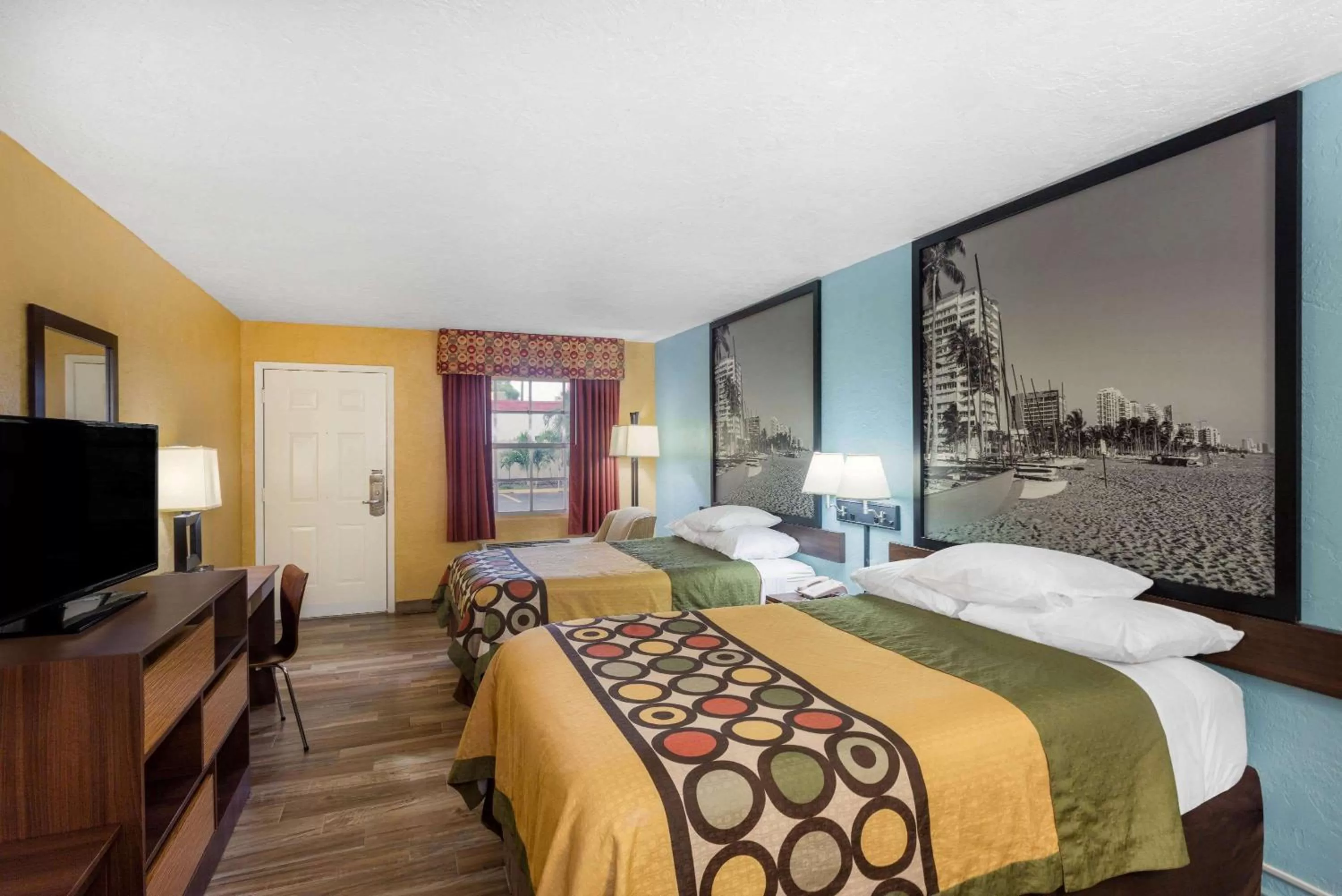 Photo of the whole room, Bed in Super 8 by Wyndham Bradenton Sarasota Area