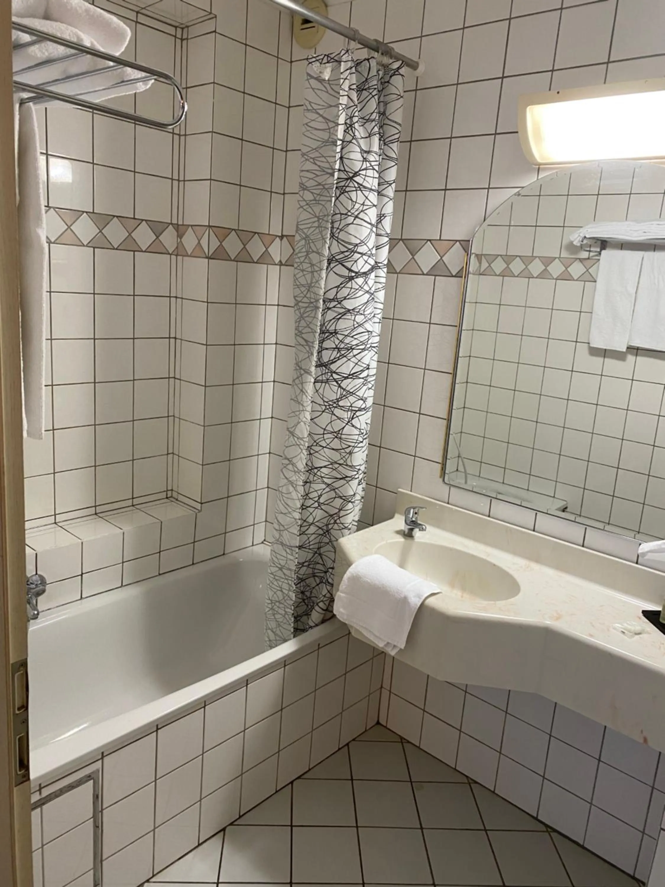 Bathroom in Hotel La Porte de France