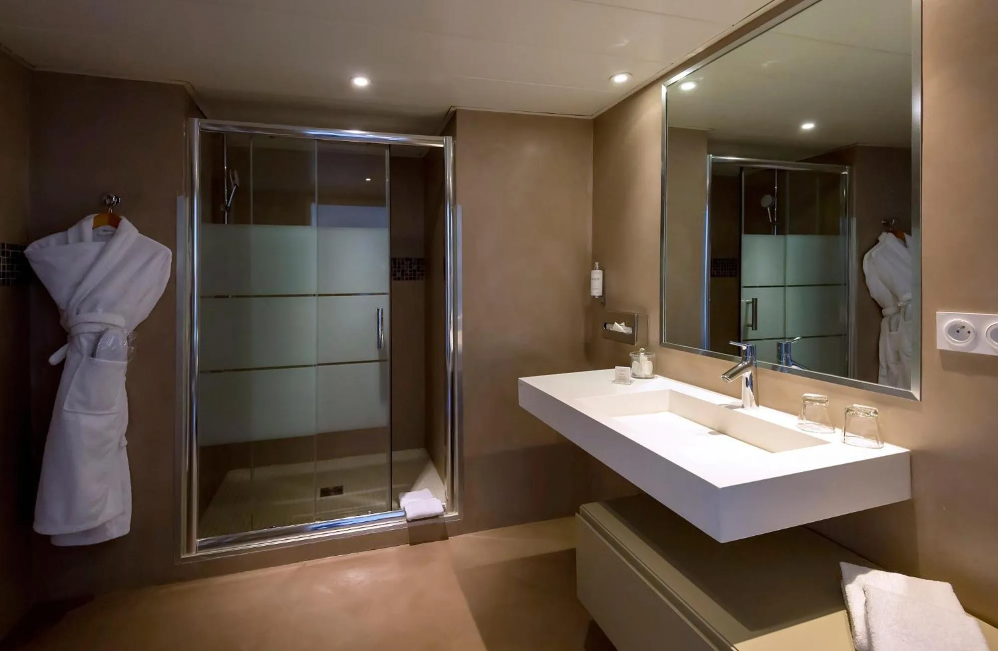 Bathroom in Servotel Saint-Vincent