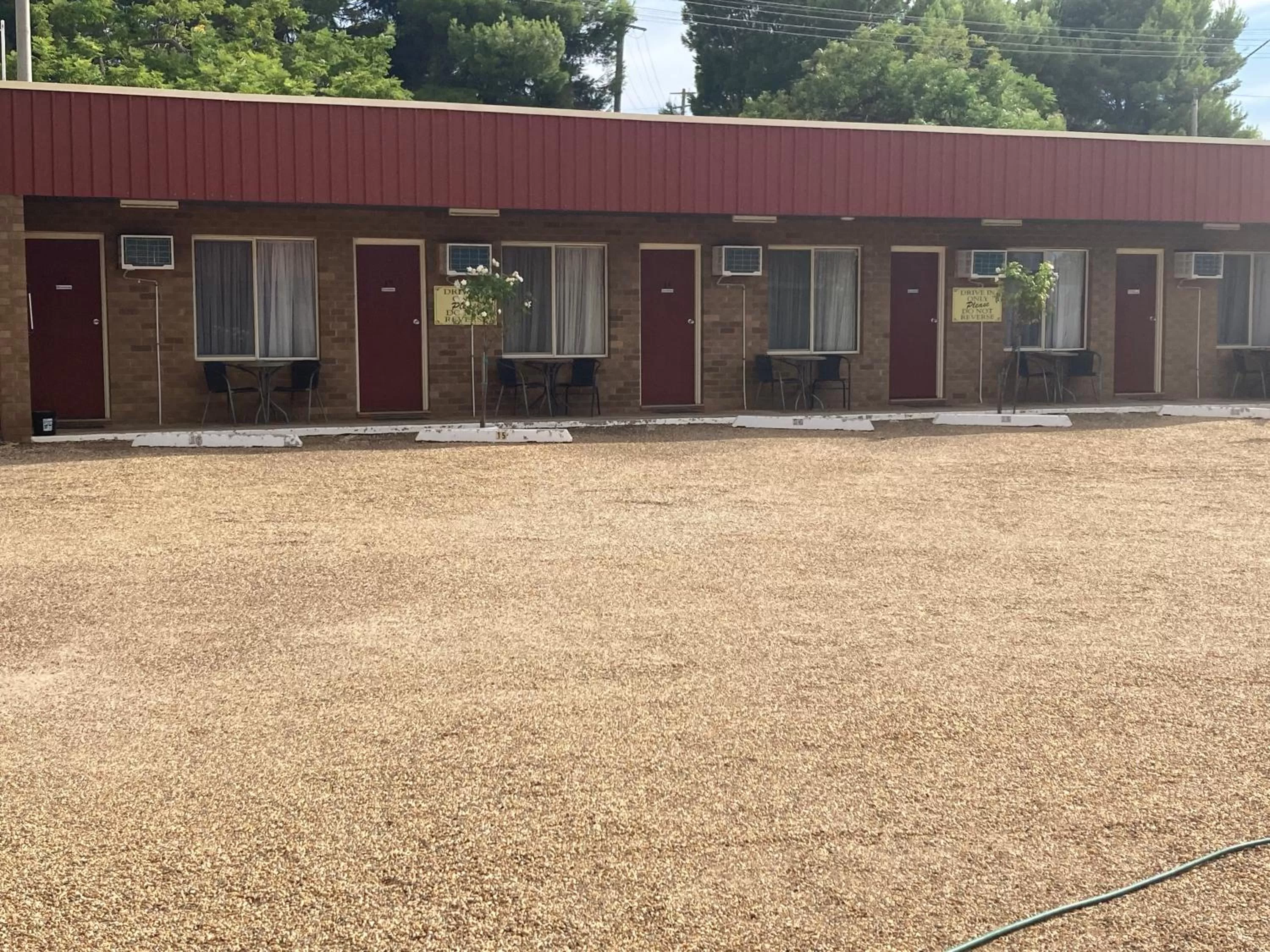 Parking in Camellia Motel