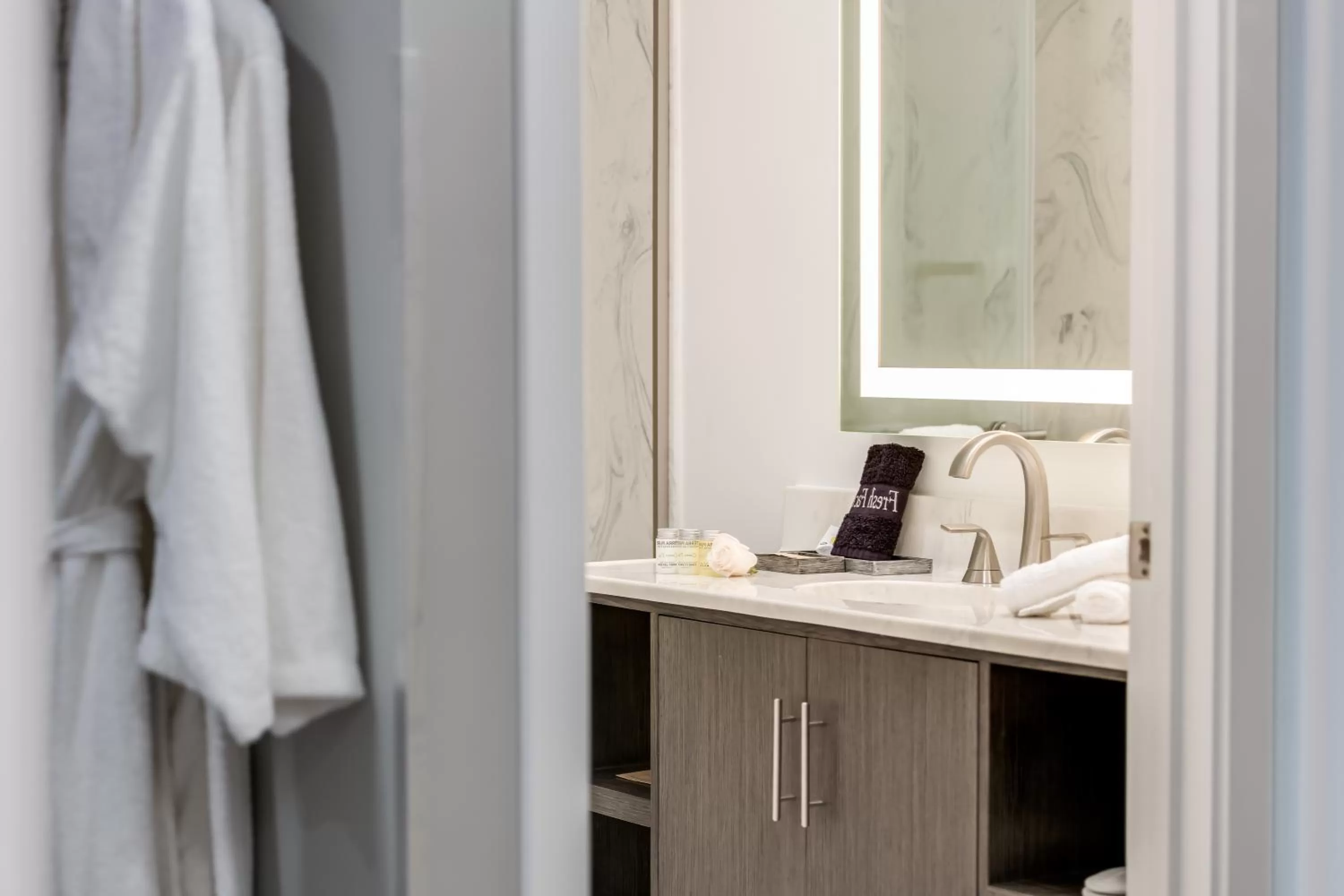 Shower, Bed in Harbor View Inn