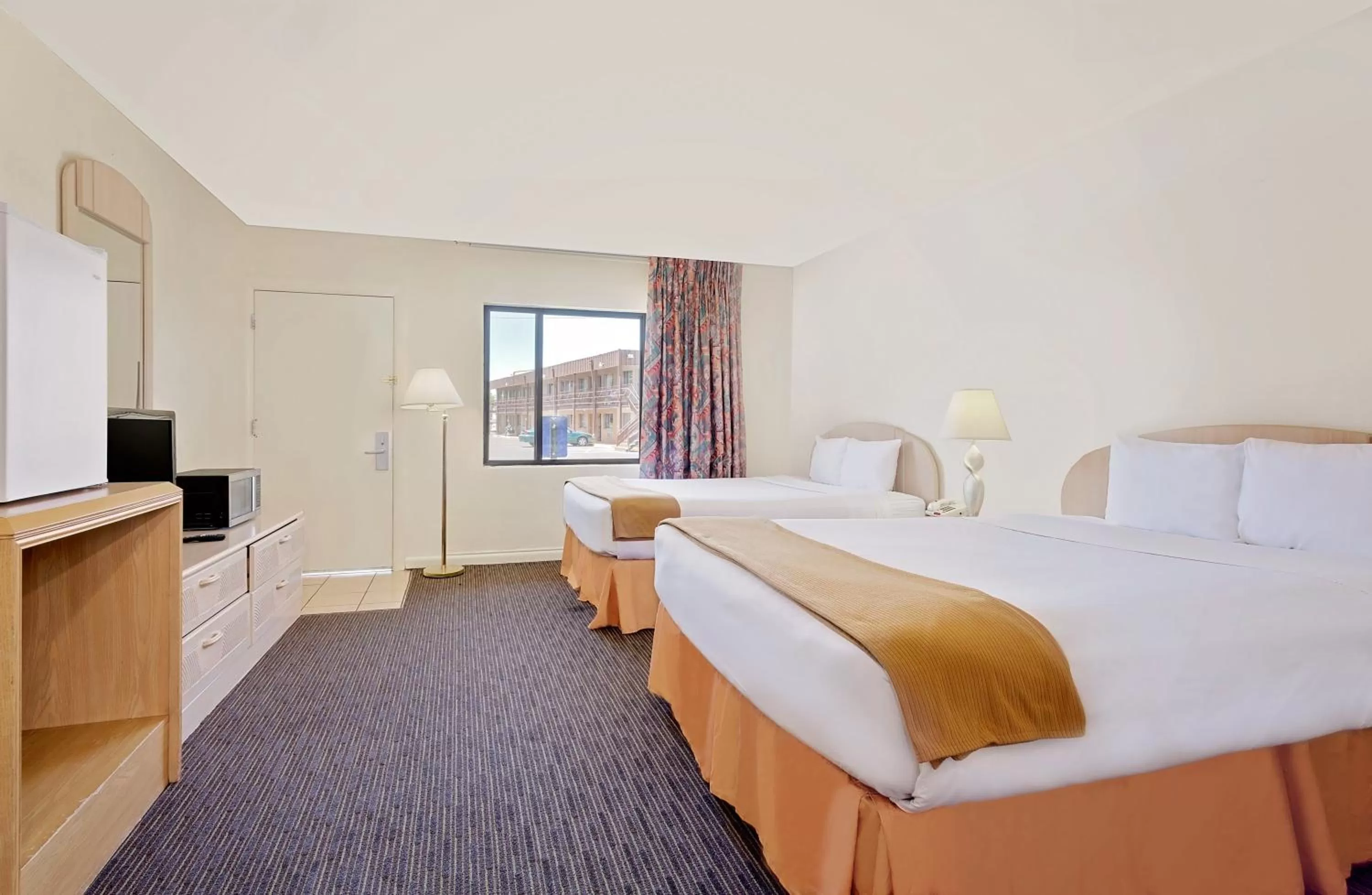 Bedroom, Bed in Knights Inn Page