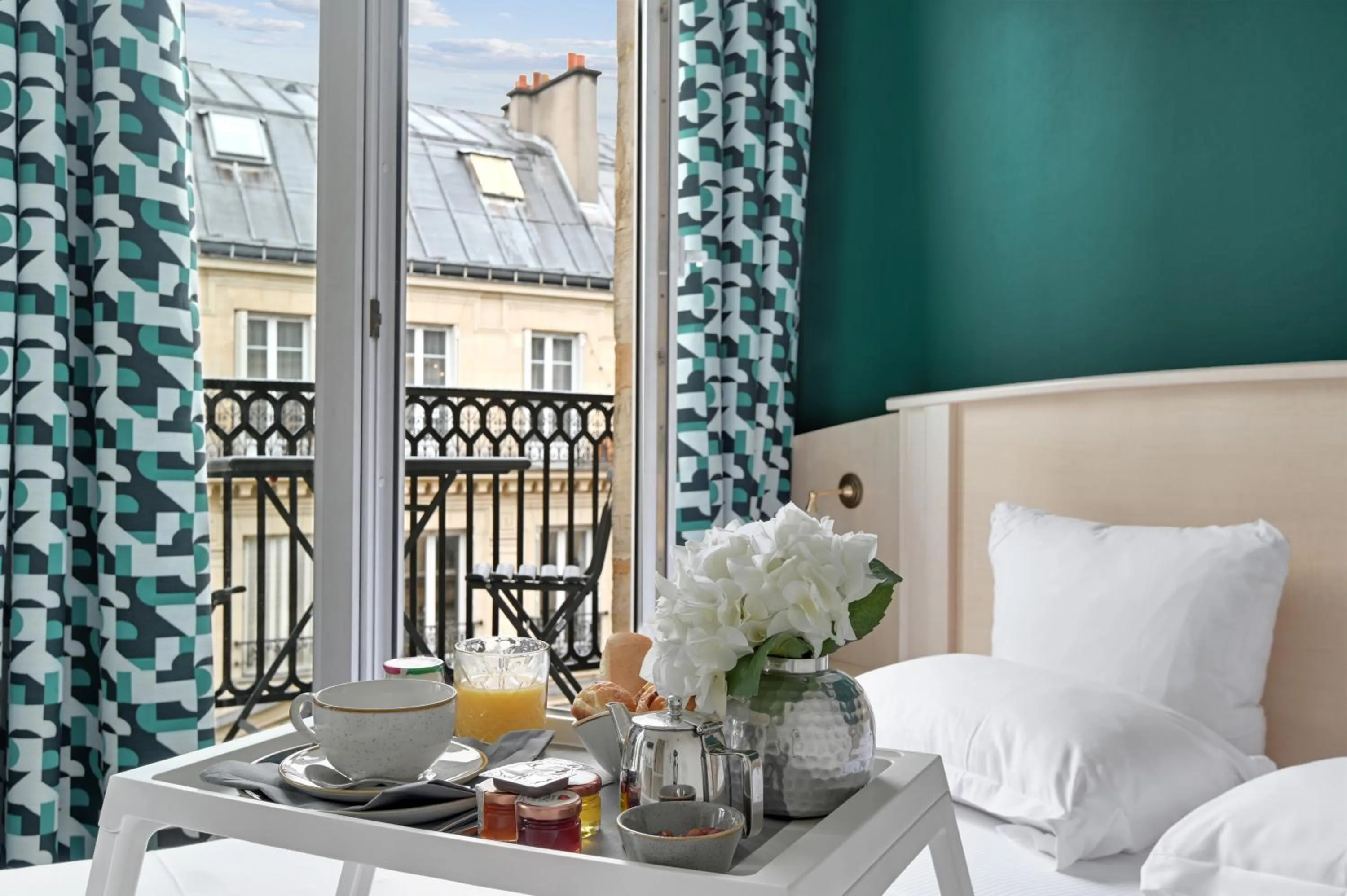 Balcony/Terrace, Bed in Hotel Elysees Opera
