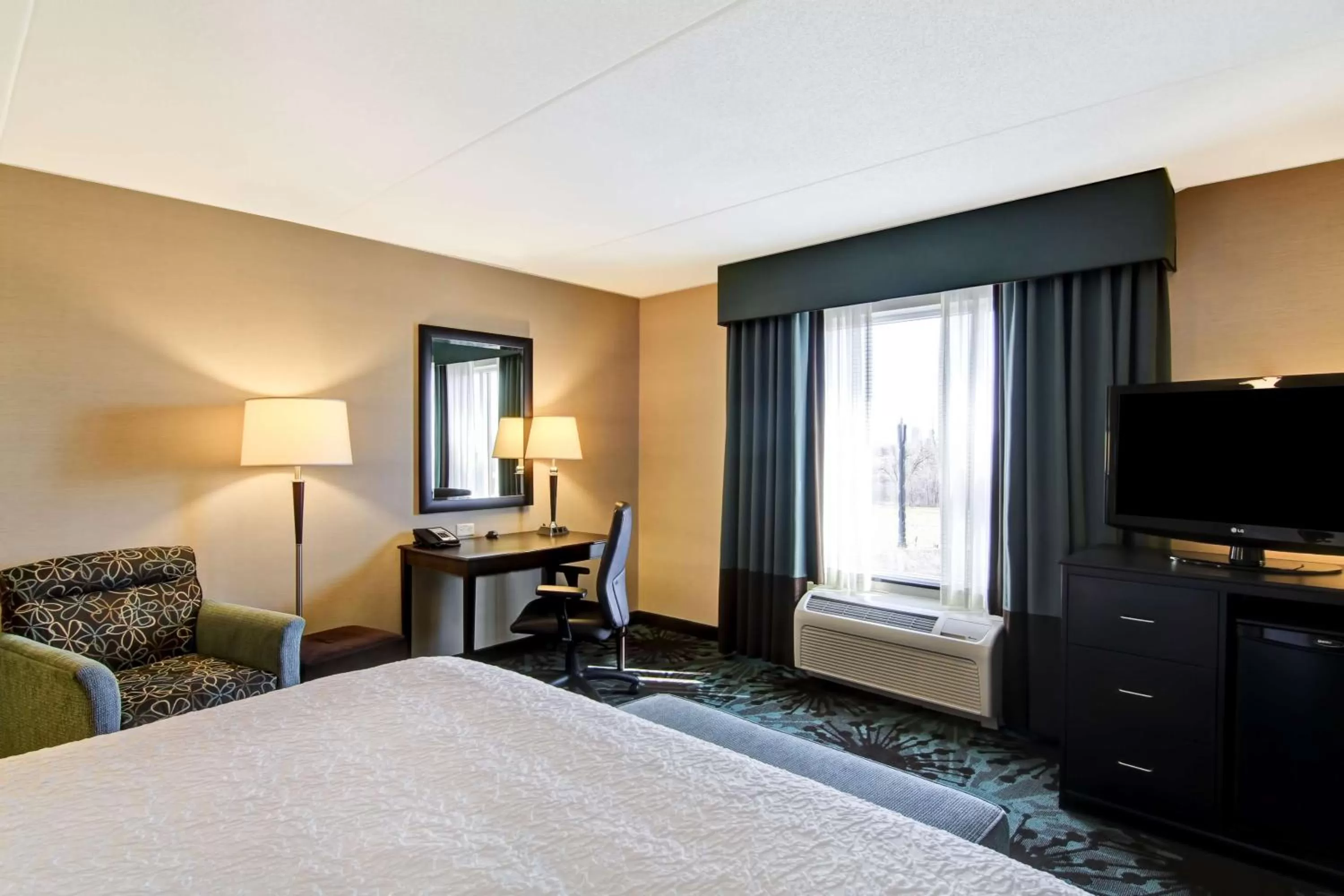 Bed in Hampton Inn by Hilton Toronto Airport Corporate Centre
