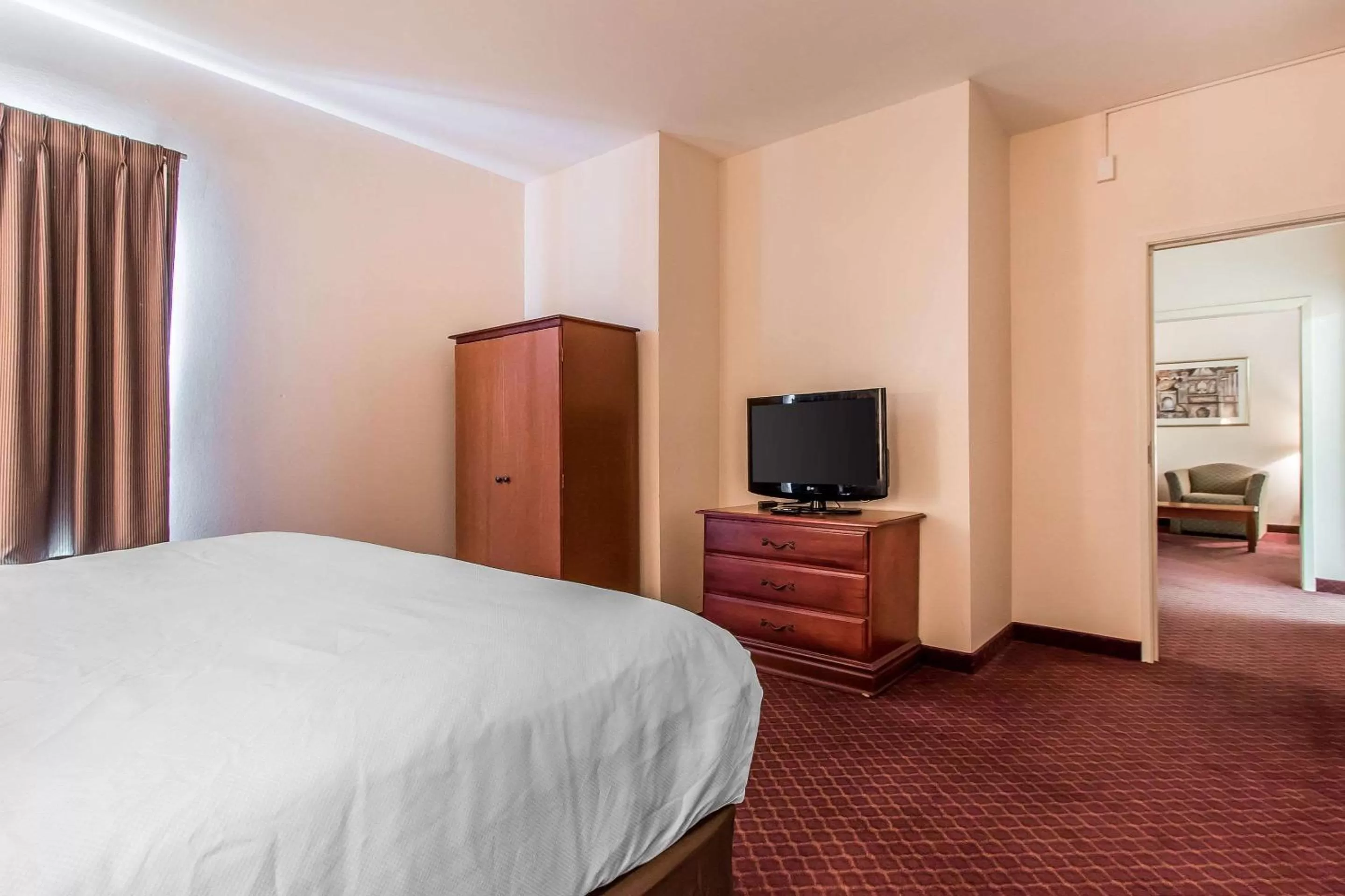 Photo of the whole room, Bed in Quality Suites New Iberia