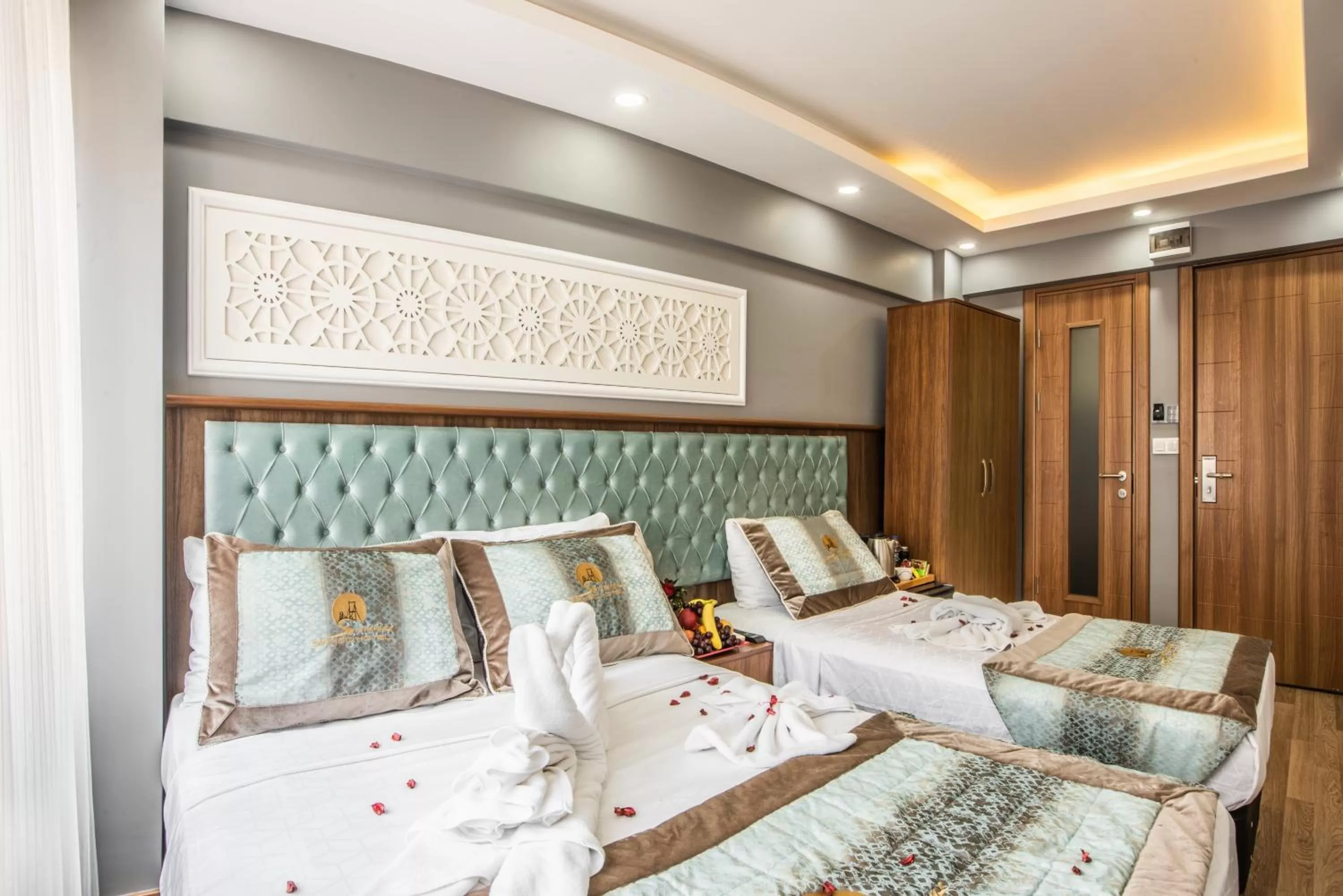 Photo of the whole room, Bed in Istanbul Sirkeci Hotel