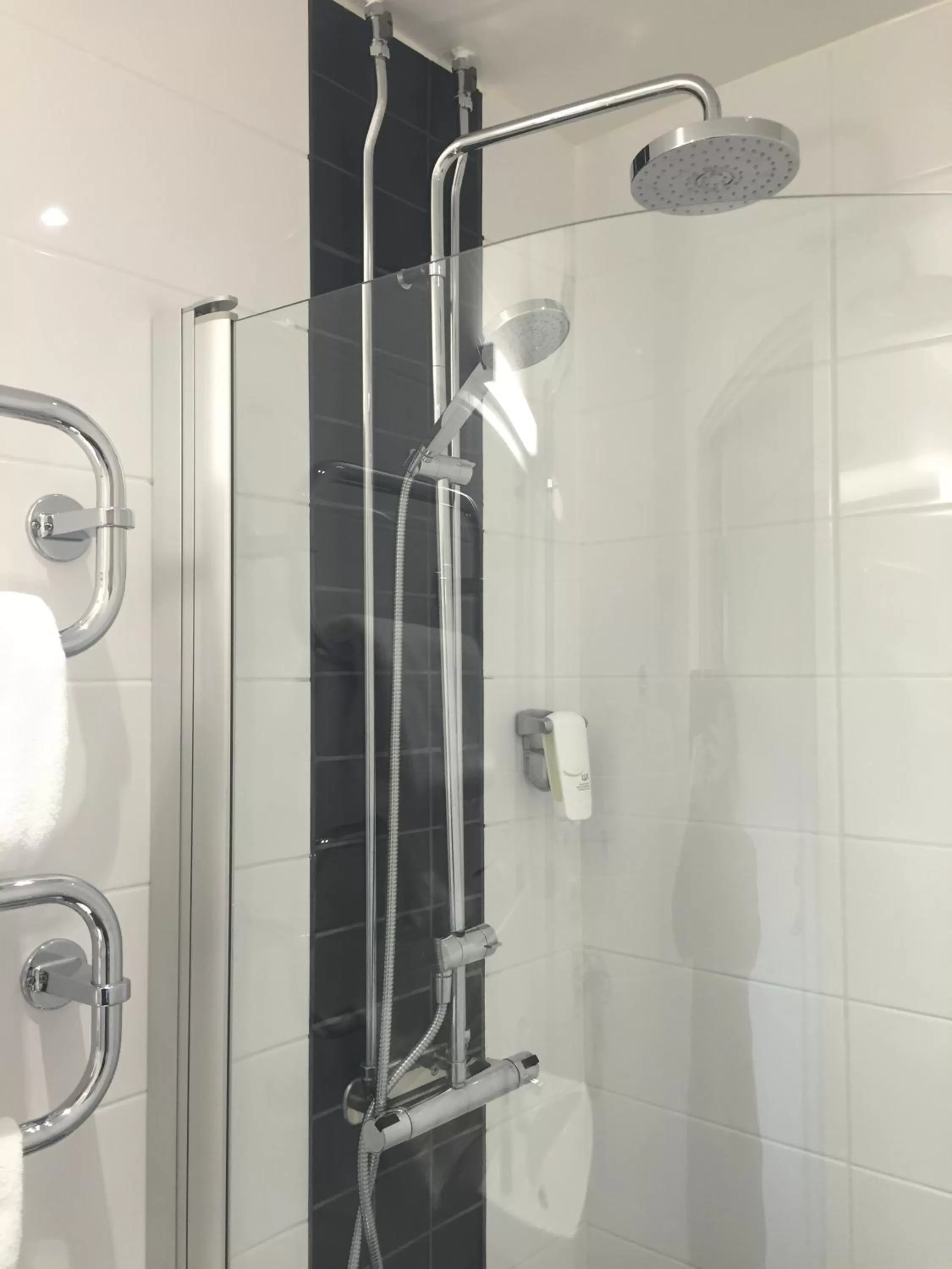 Shower, Bathroom in Badholmen Restaurang & Rum