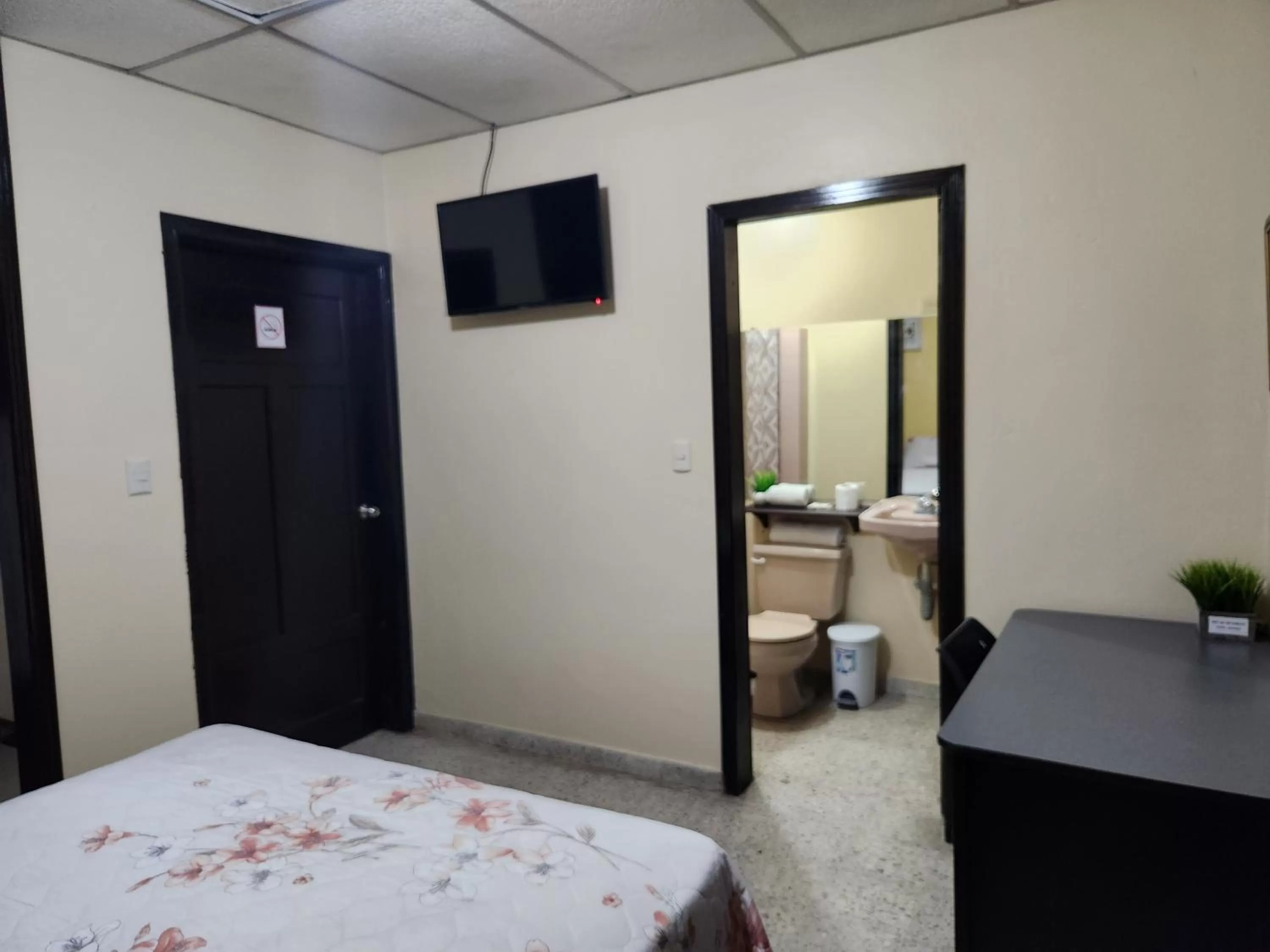 Bathroom, Bed in Casa Altamira