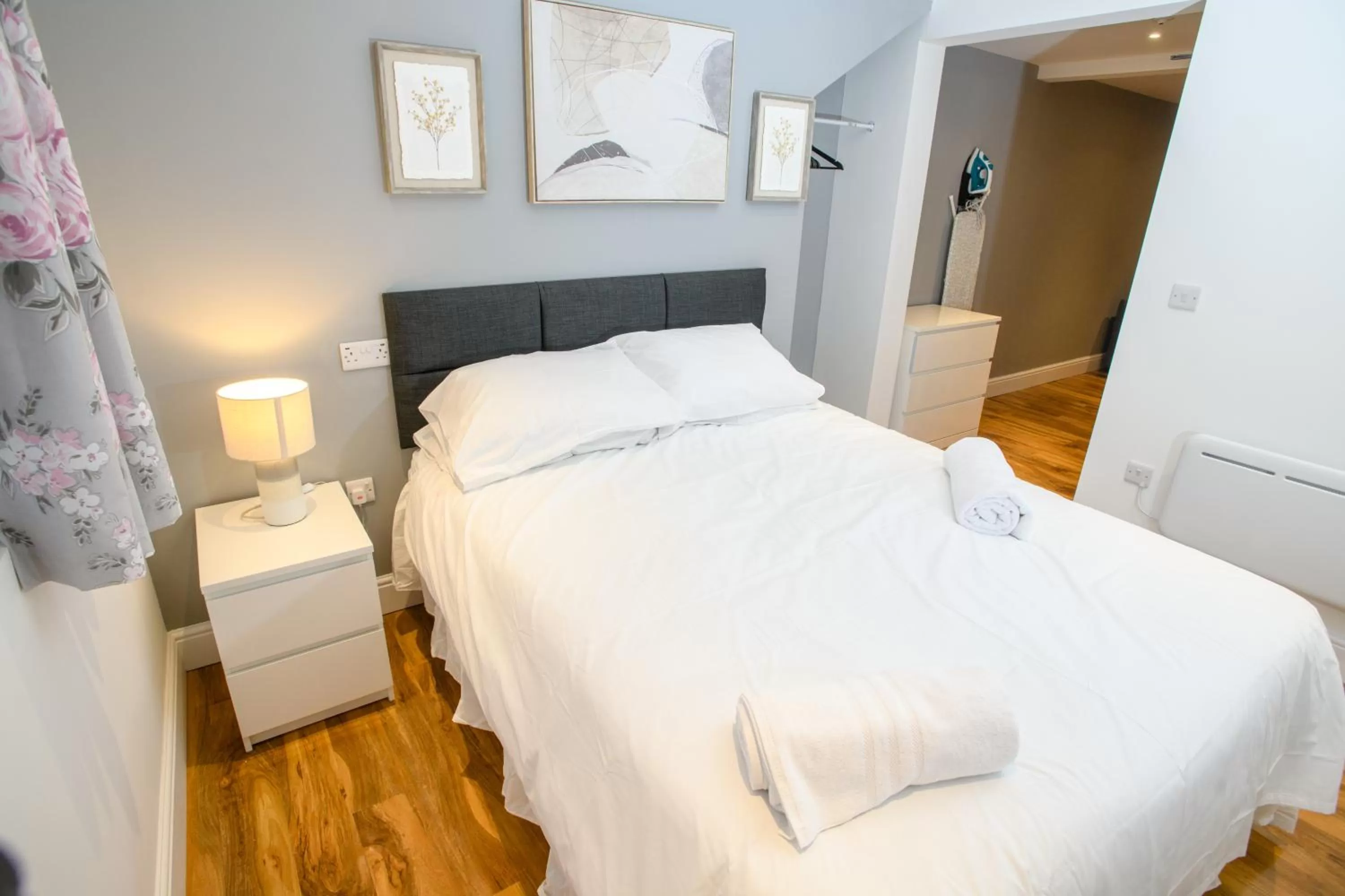 Bed in 1 King Size Bed Cathedral View 1 Apartment