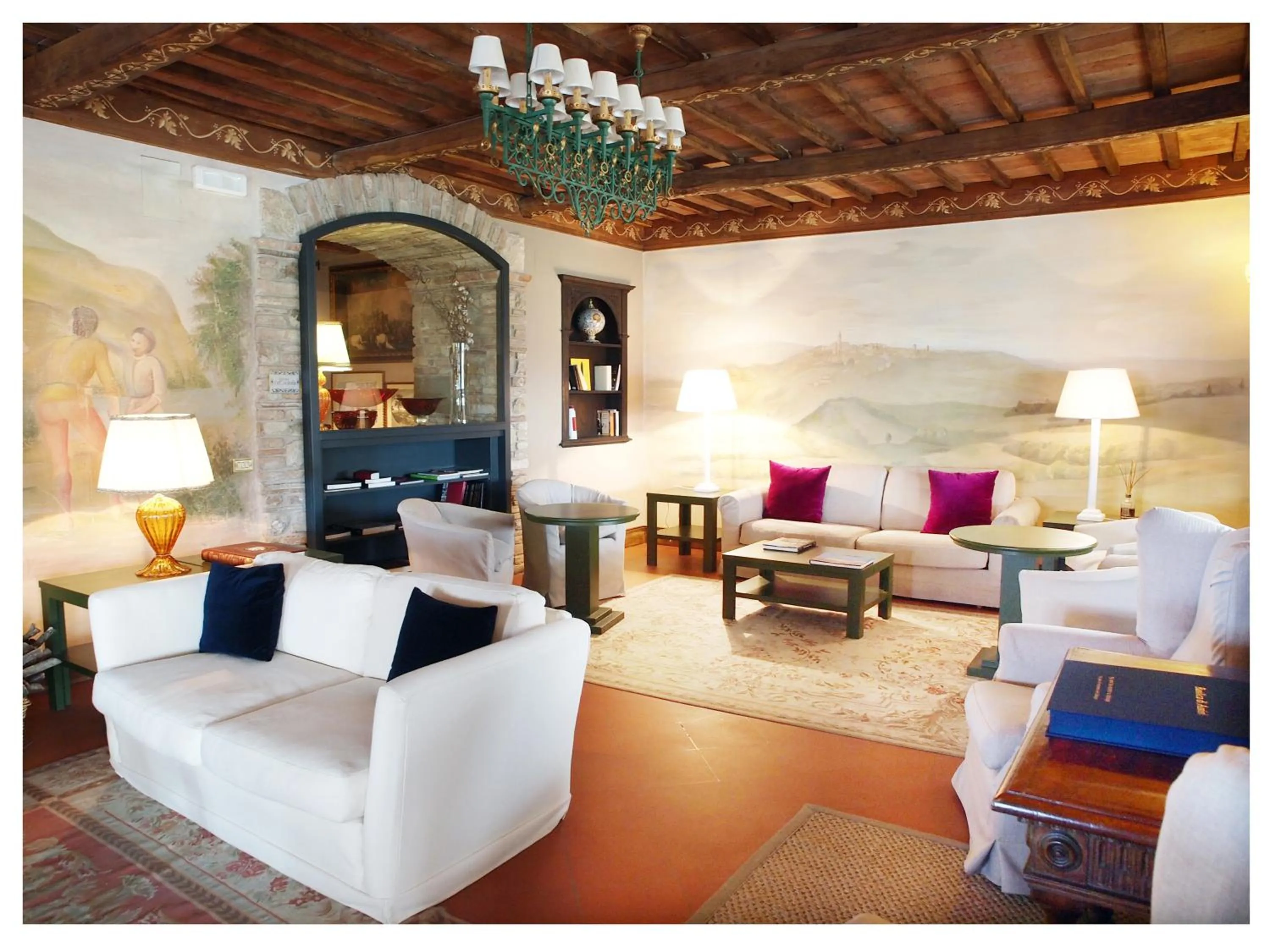 Communal lounge/ TV room in Relais Todini - Residenza d'epoca - Luxury Historic house