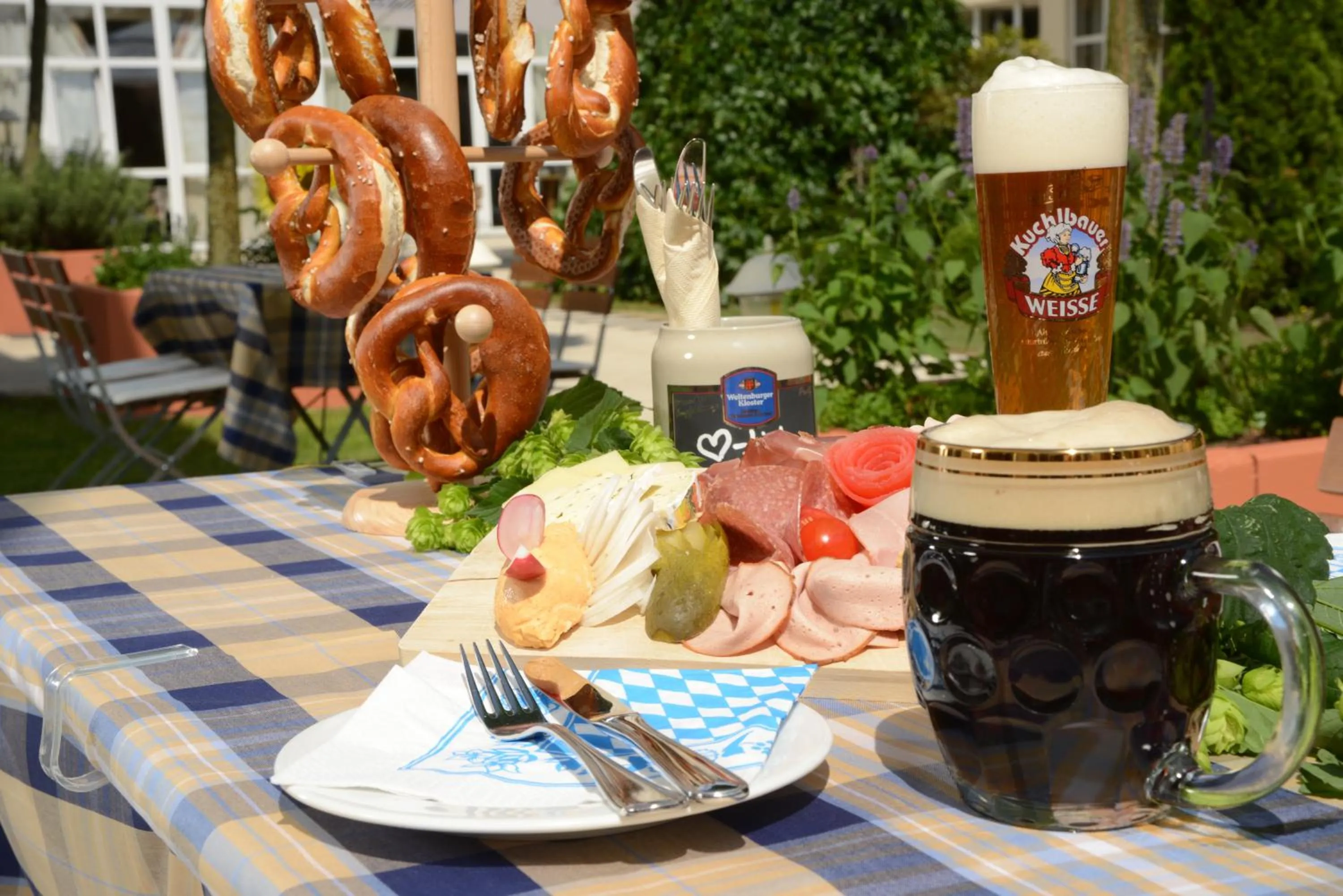 Restaurant/places to eat in The Monarch Hotel