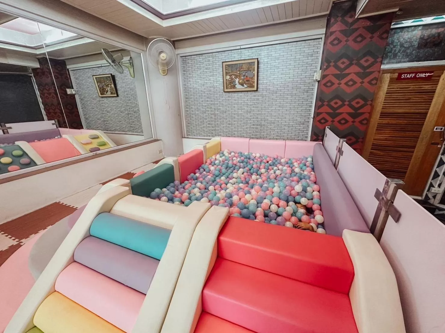 Kids's club, Bed in Hotel De Khuvieng