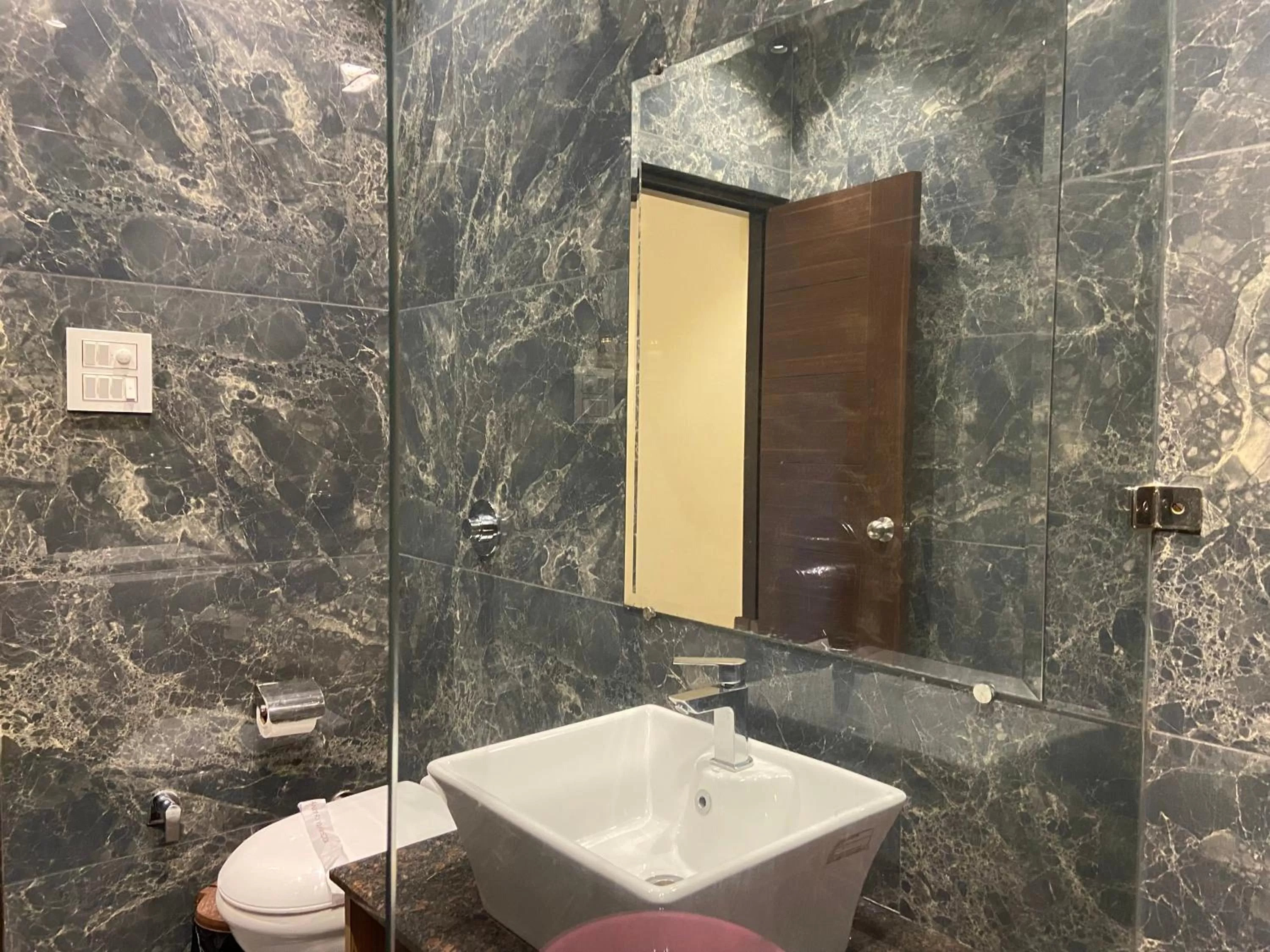 Bathroom in Hotel Exotic - 5 min walk from Golden Temple