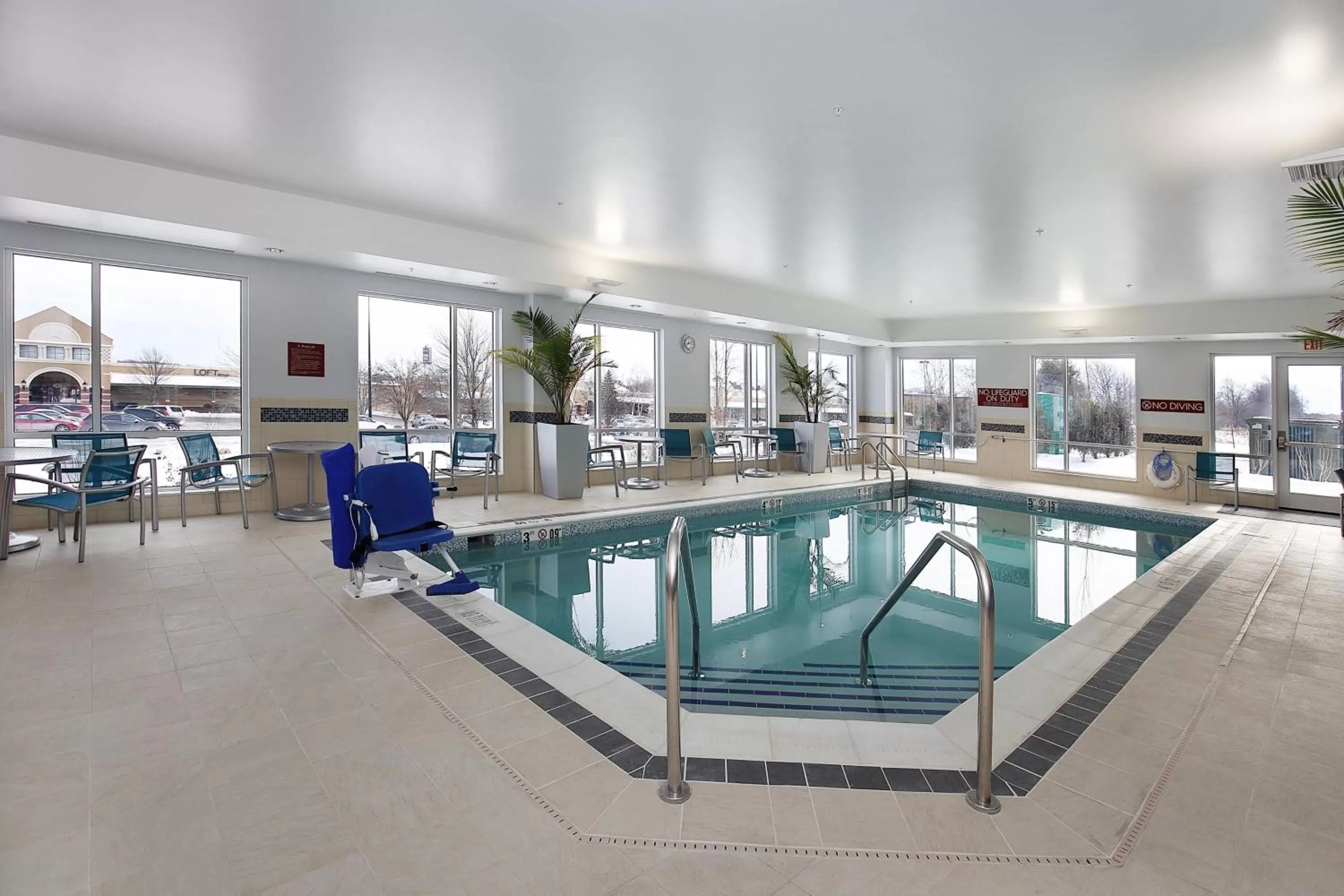 Swimming pool in TownePlace Suites by Marriott Grove City Mercer/Outlets