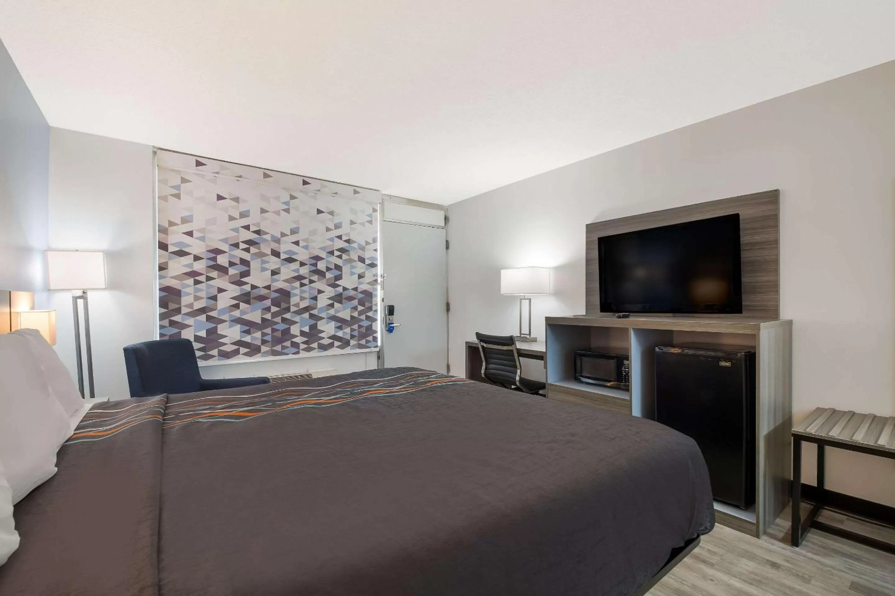 Bedroom, Bed in Rodeway Inn Cleveland TN I-75