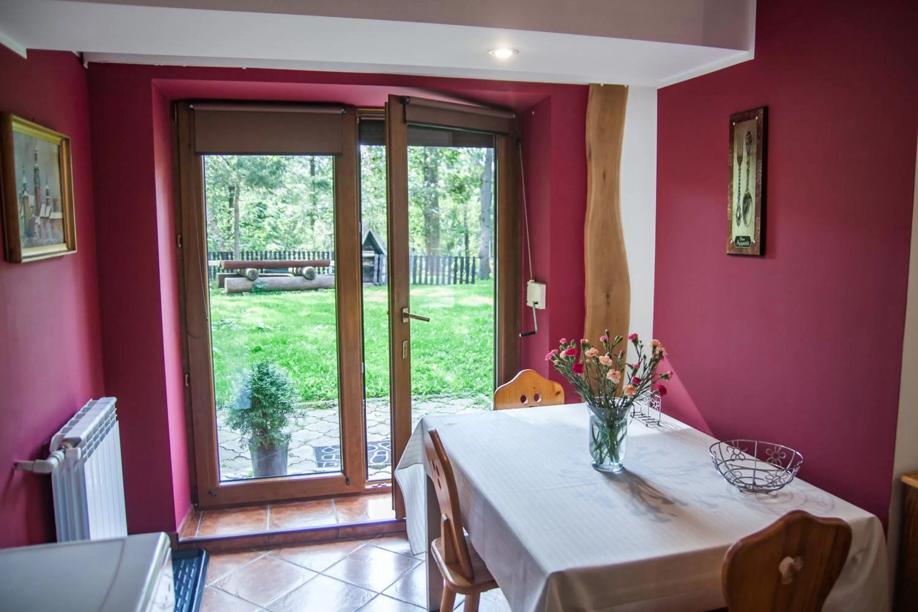 Garden view, Dining Area in POKOJE GOŚCINNE WILCZNIK 12