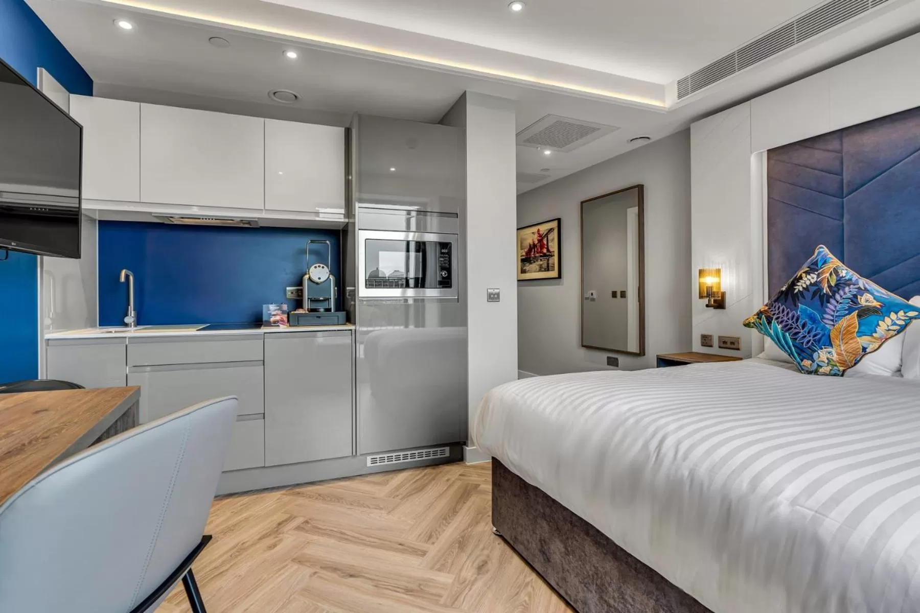 Kitchen or kitchenette, Bed in Roomzzz Edinburgh