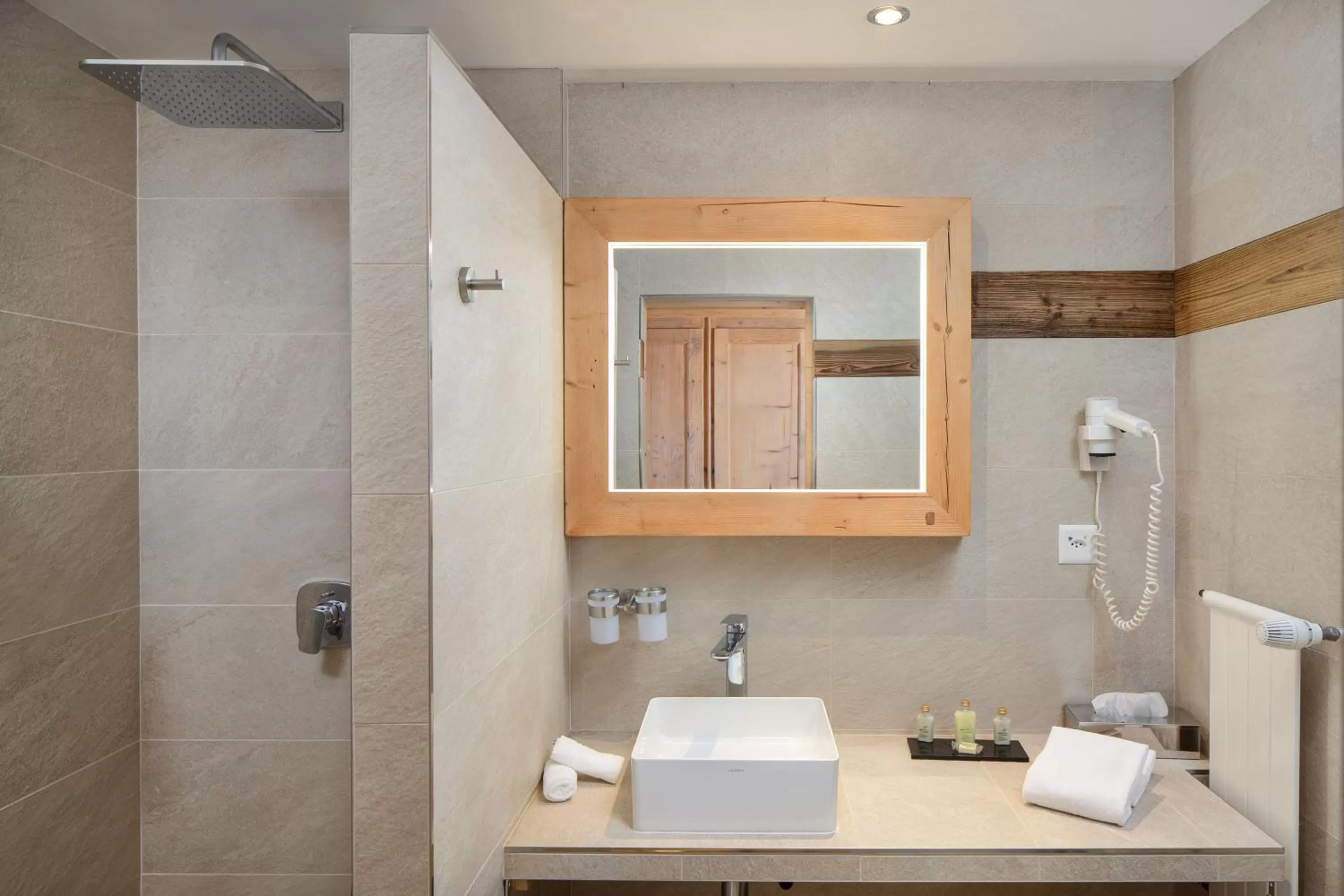 Shower in Hotel Etrier