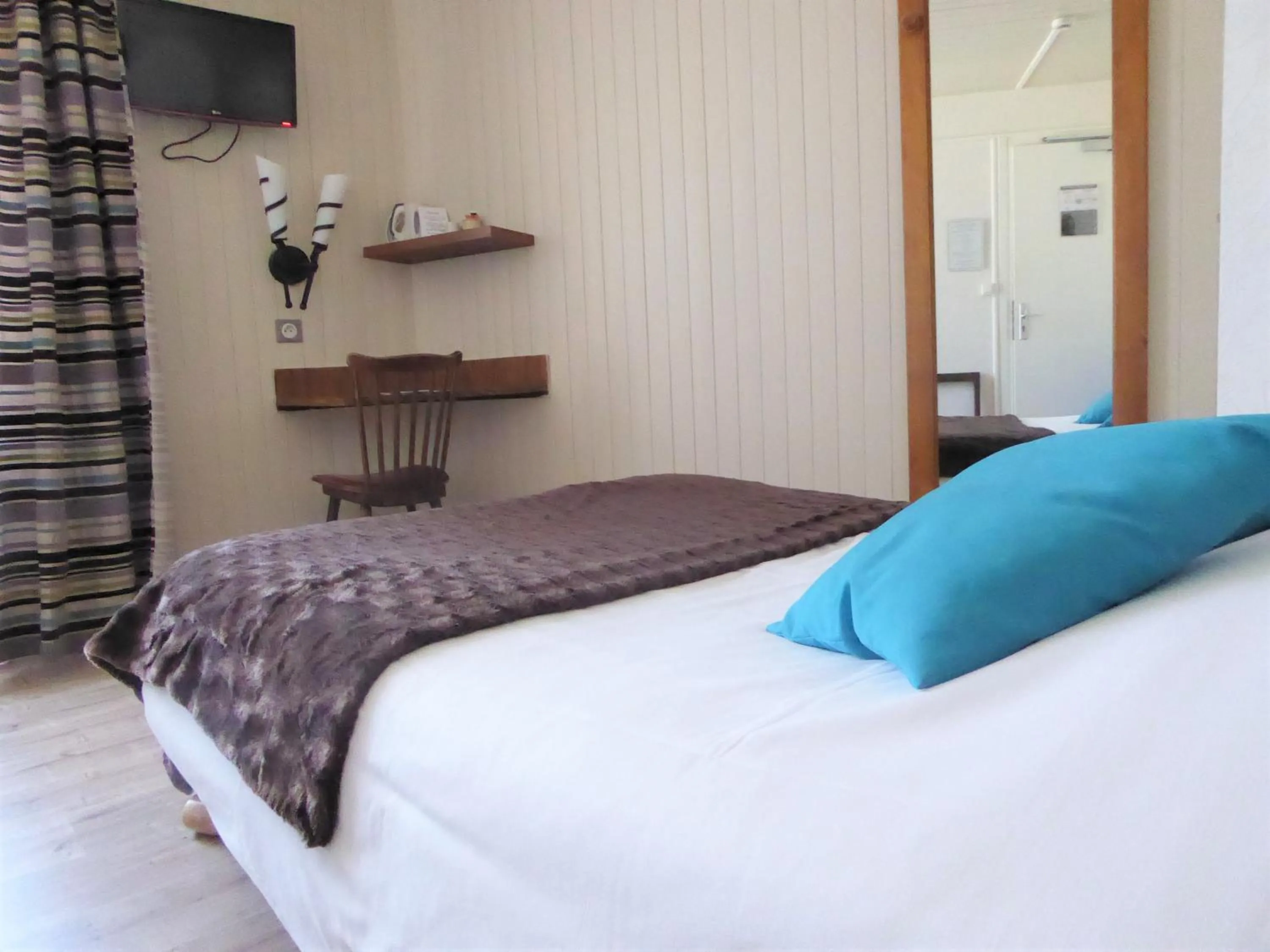 Photo of the whole room, Bed in Auberge de Costaroche