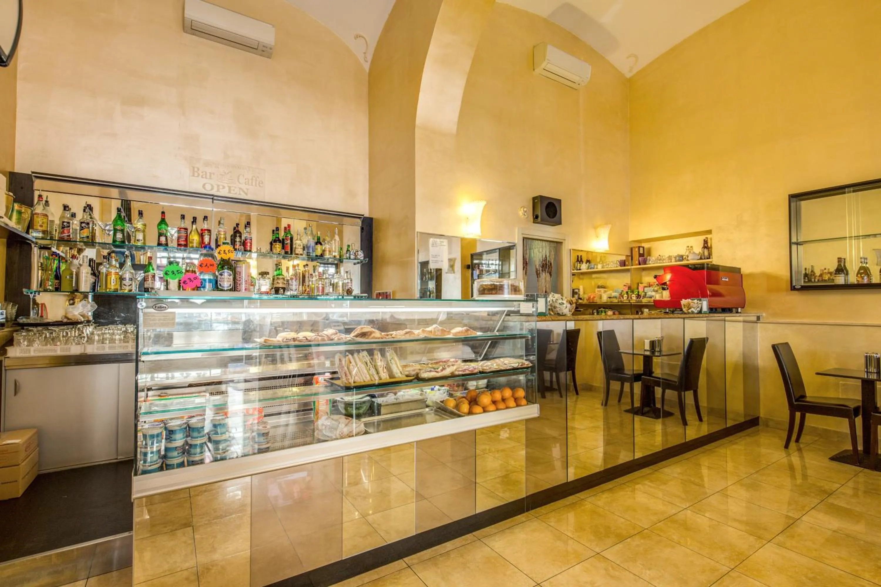 Restaurant/places to eat in Hotel Maryelen
