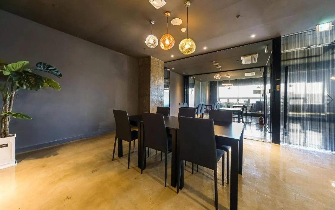 Restaurant/places to eat in CM Park Hotel