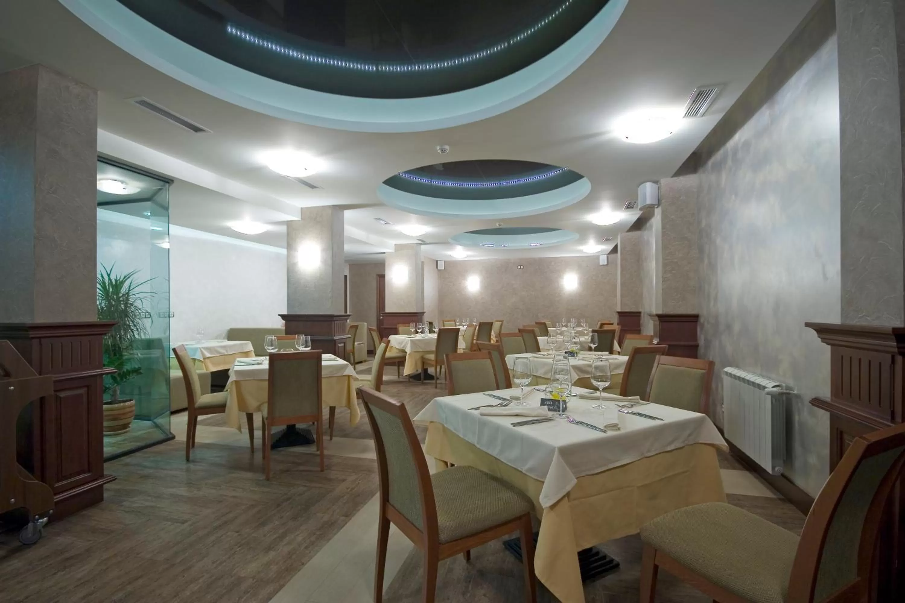 Restaurant/places to eat in Budapest Hotel - Free Parking