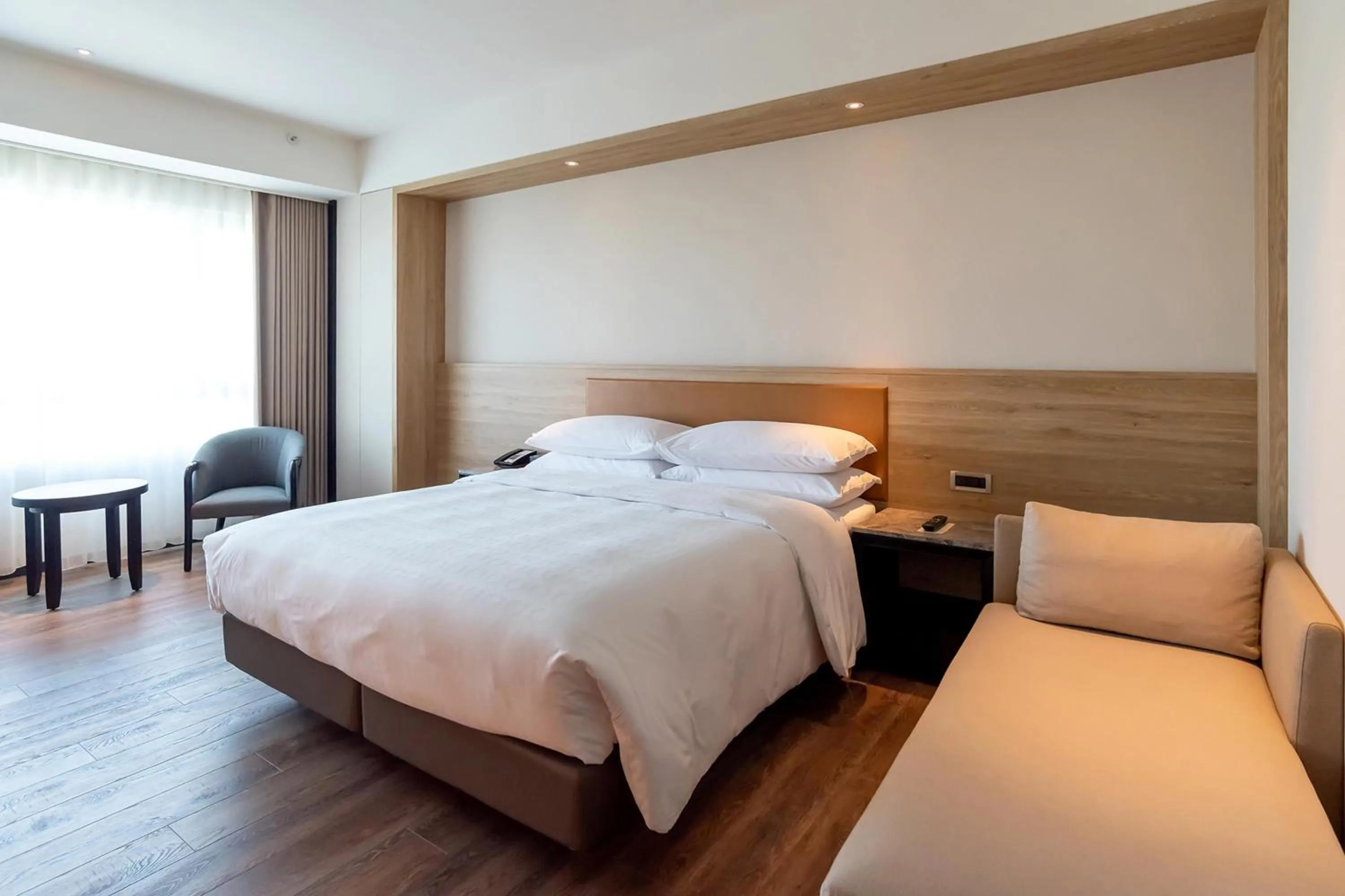 Photo of the whole room, Bed in Sheraton Taoyuan Hotel