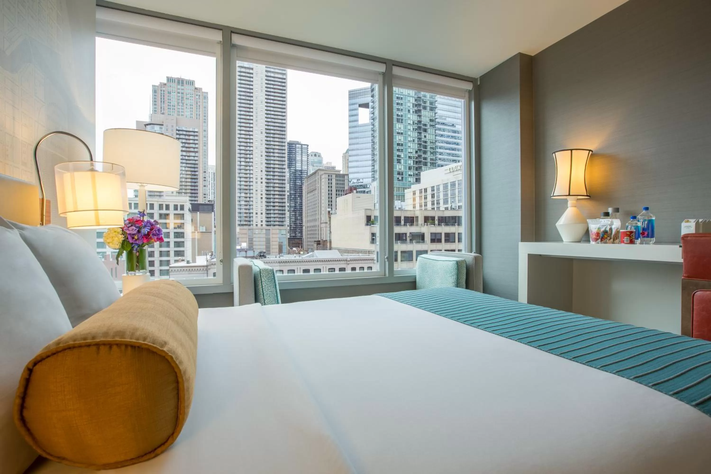 Photo of the whole room, Bed in Kinzie Hotel