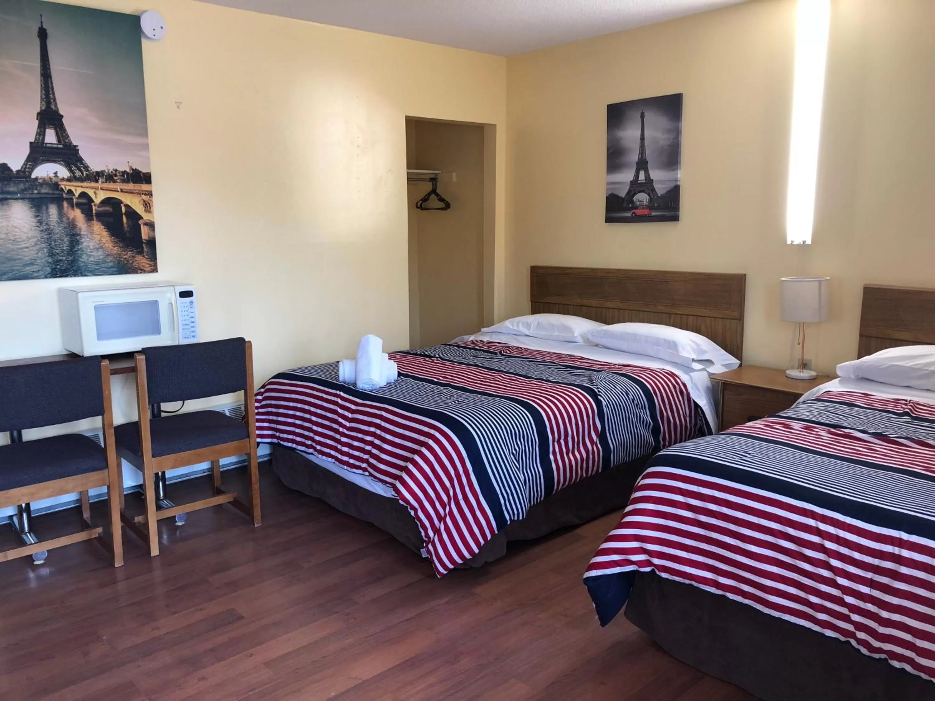 Bed in Wasaga Motel Inn