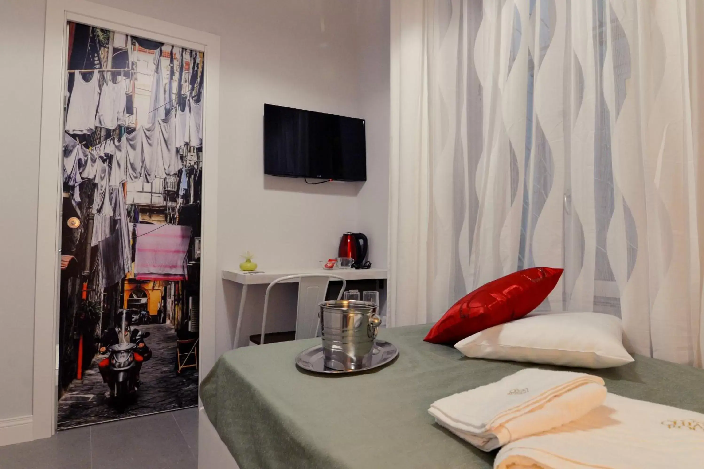 Single Room with Private Bathroom in Chiaia Roof Single Room with Private Bathroom in Chiaia Roof