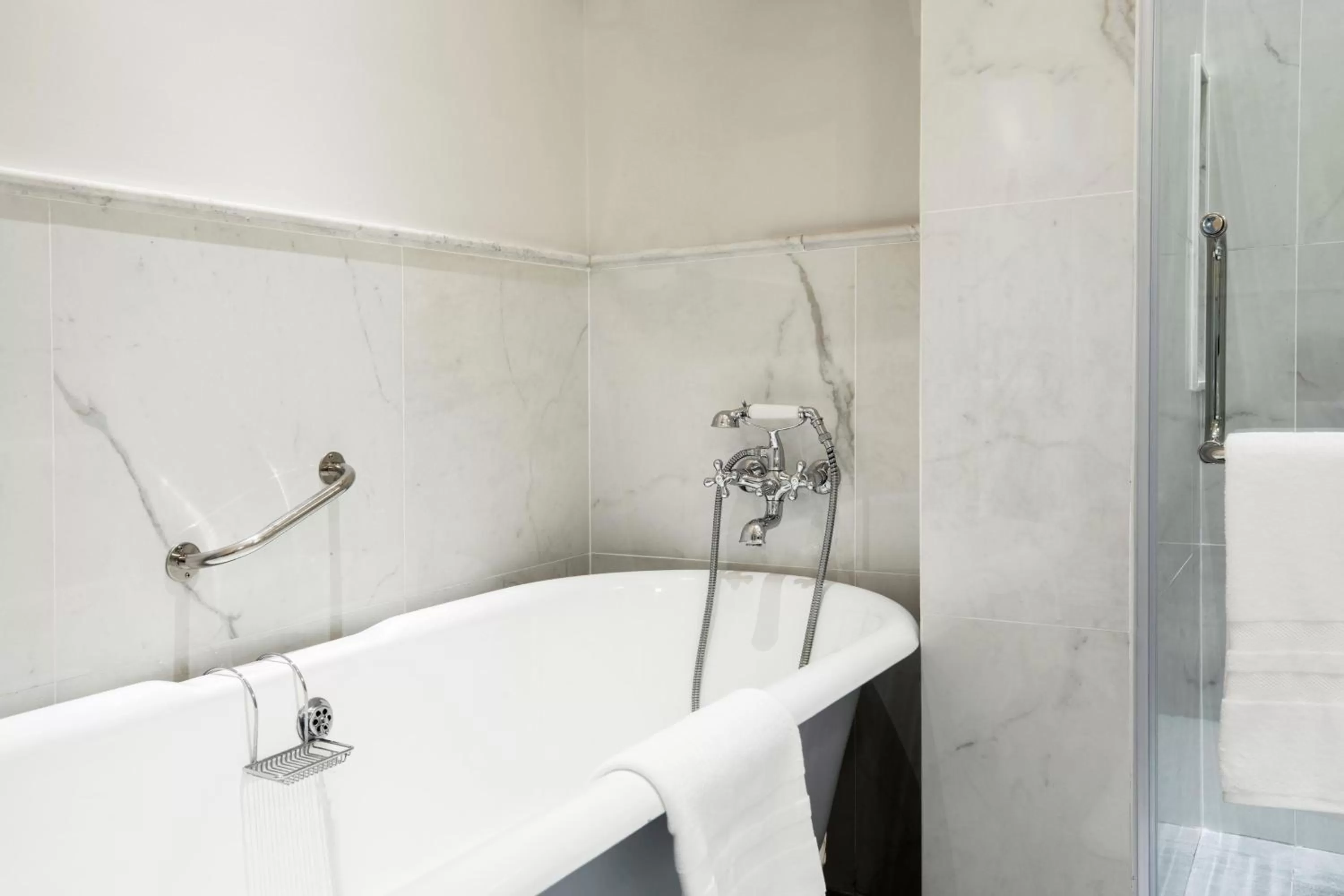 Shower in Raffles Hotel Le Royal