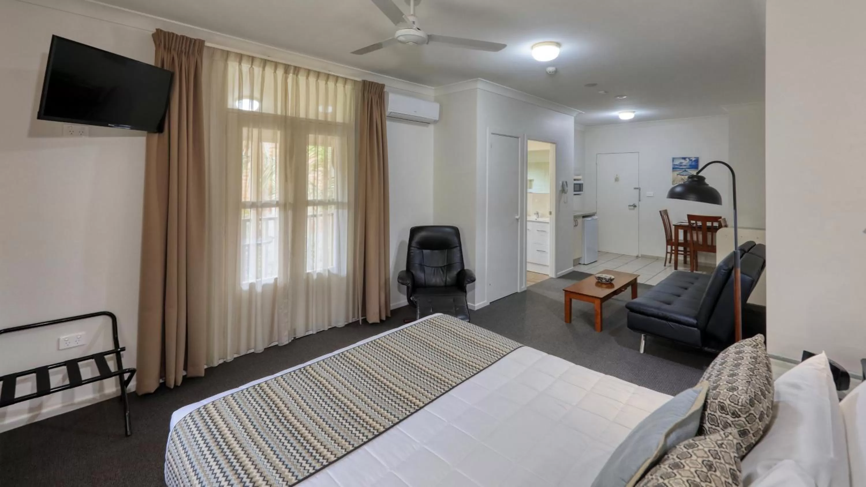Seating area, Bed in Heritage River Motor Inn