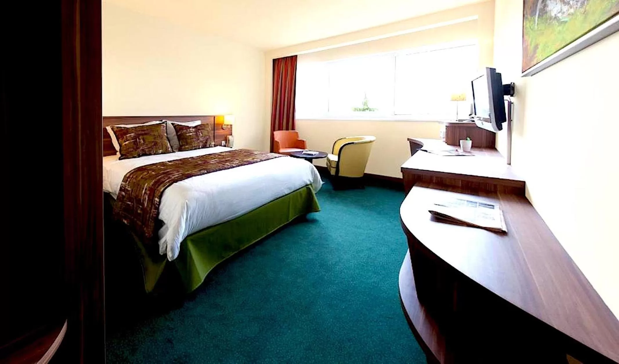 Photo of the whole room, Bed in Golden Tulip Bâle Mulhouse - Hôtel Restaurant