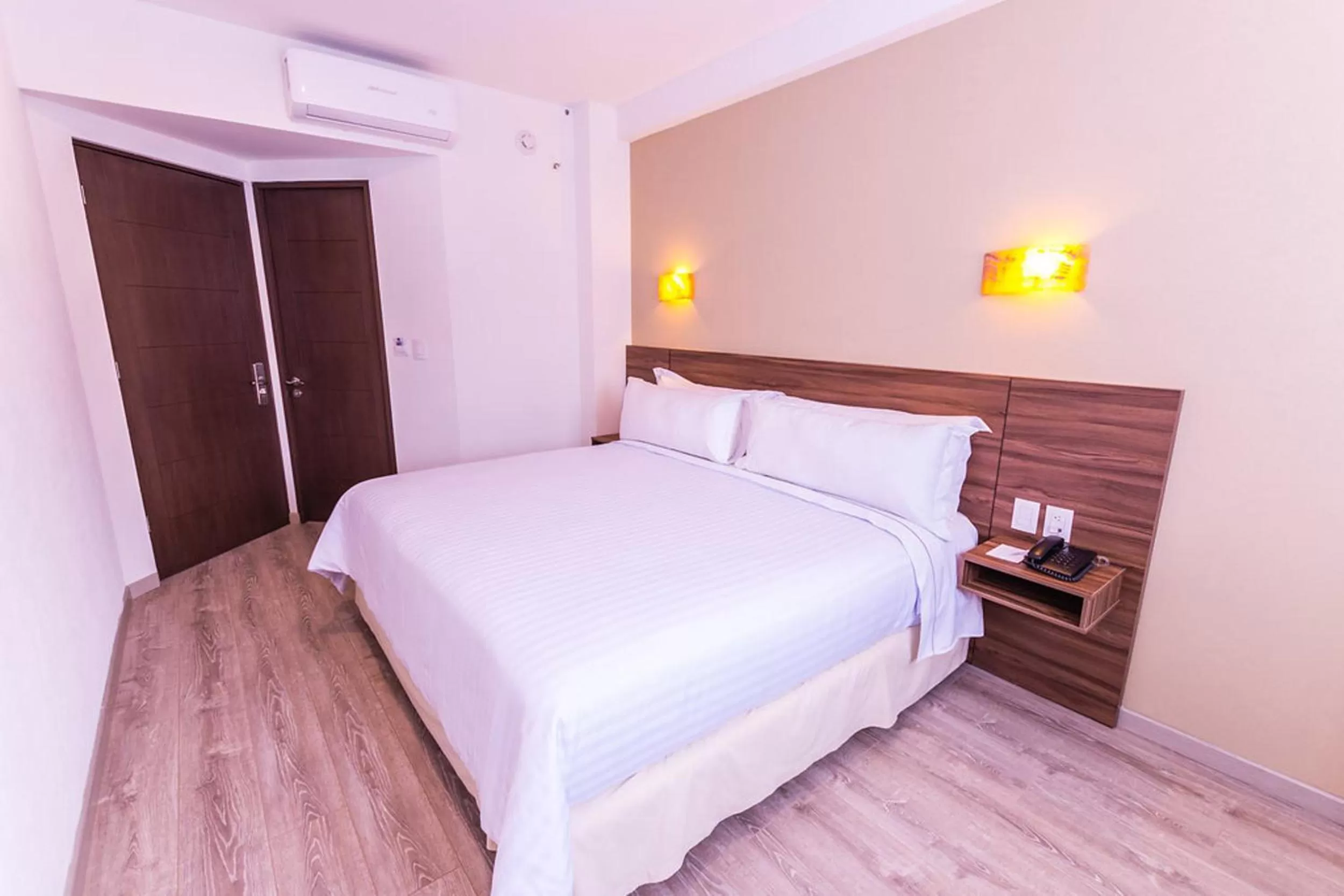 Photo of the whole room, Bed in Crown Victoria Hotel