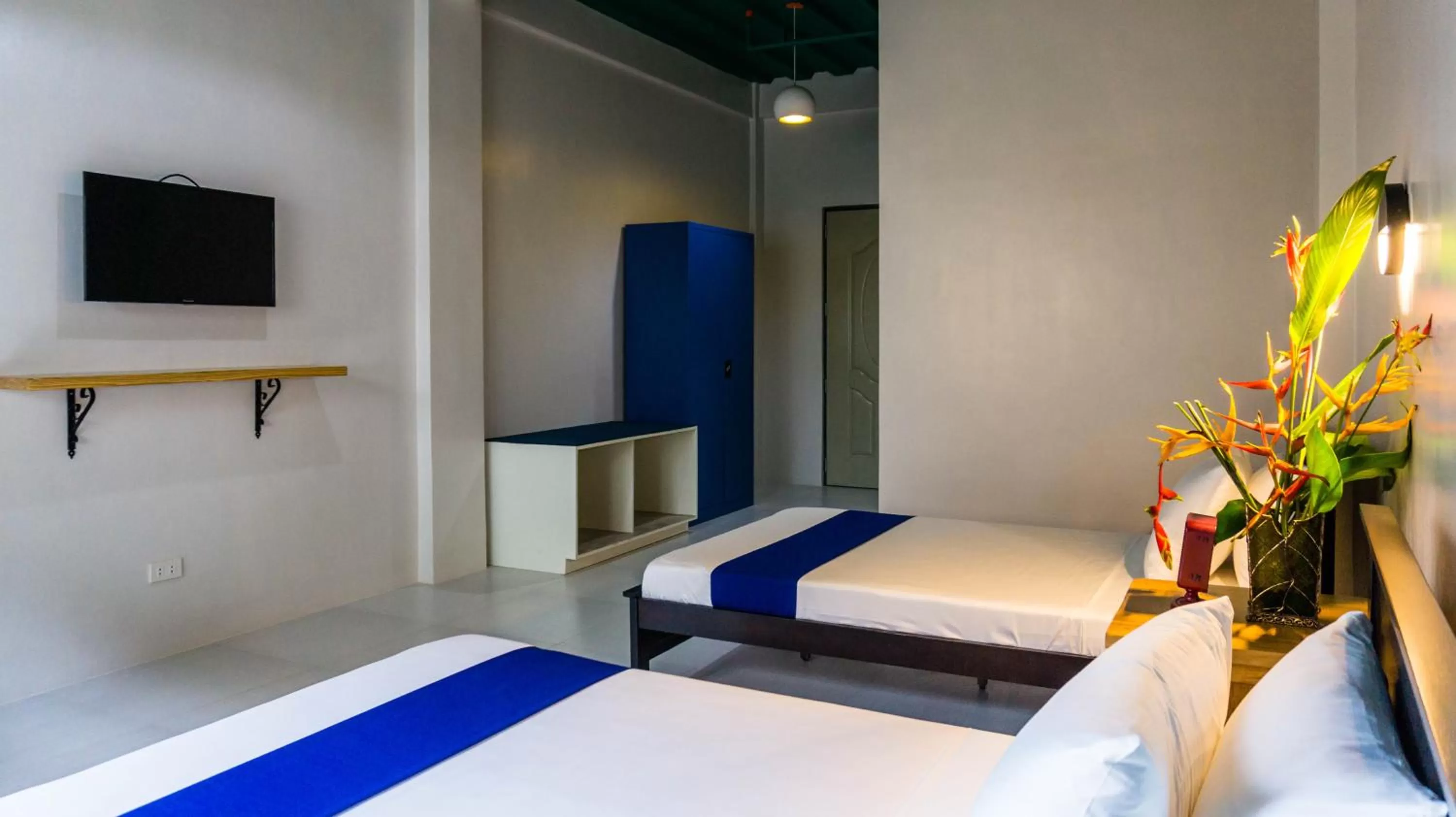 Bed in South Anchorage Inn