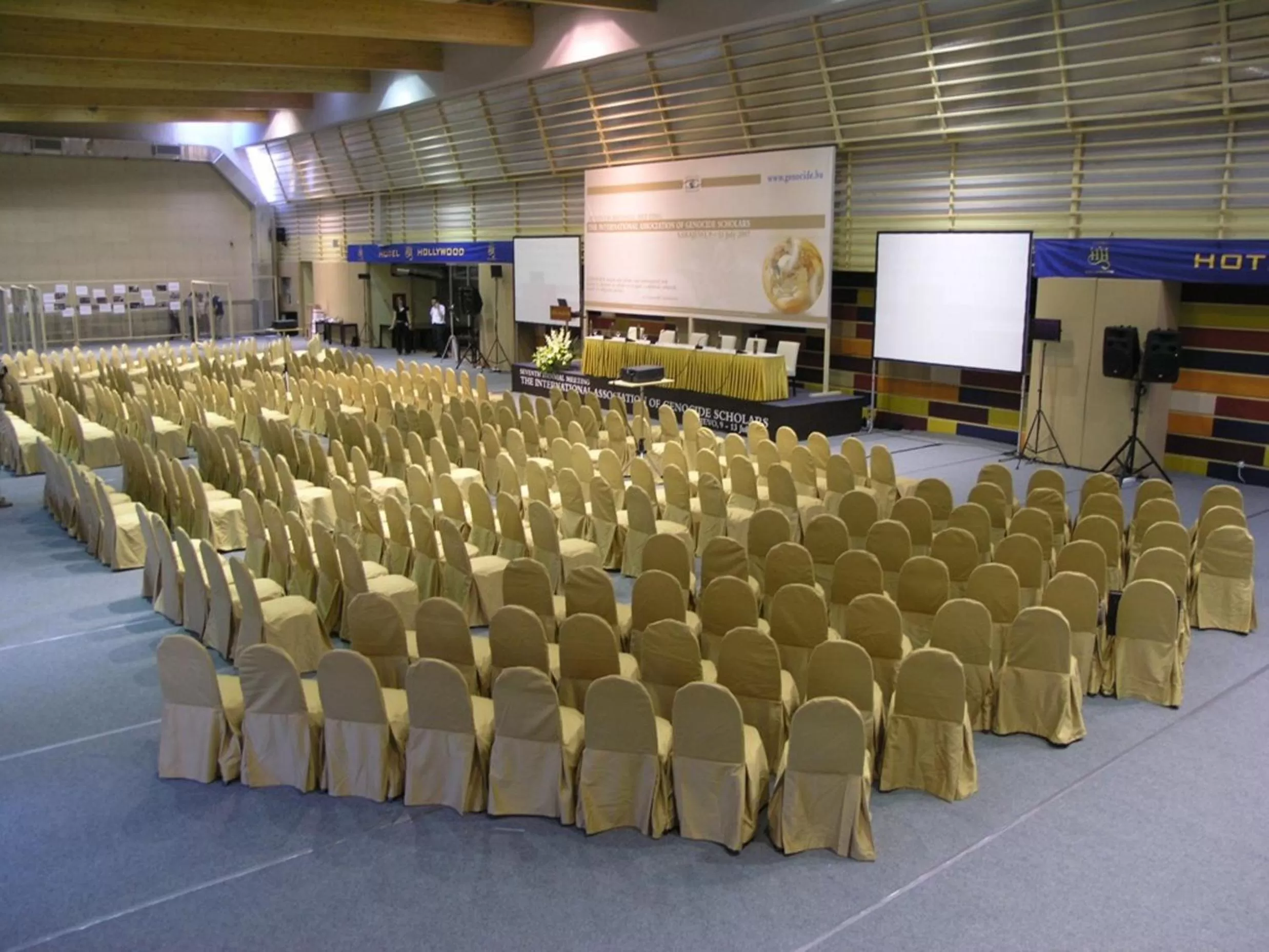 Business facilities in Hollywood Hotel