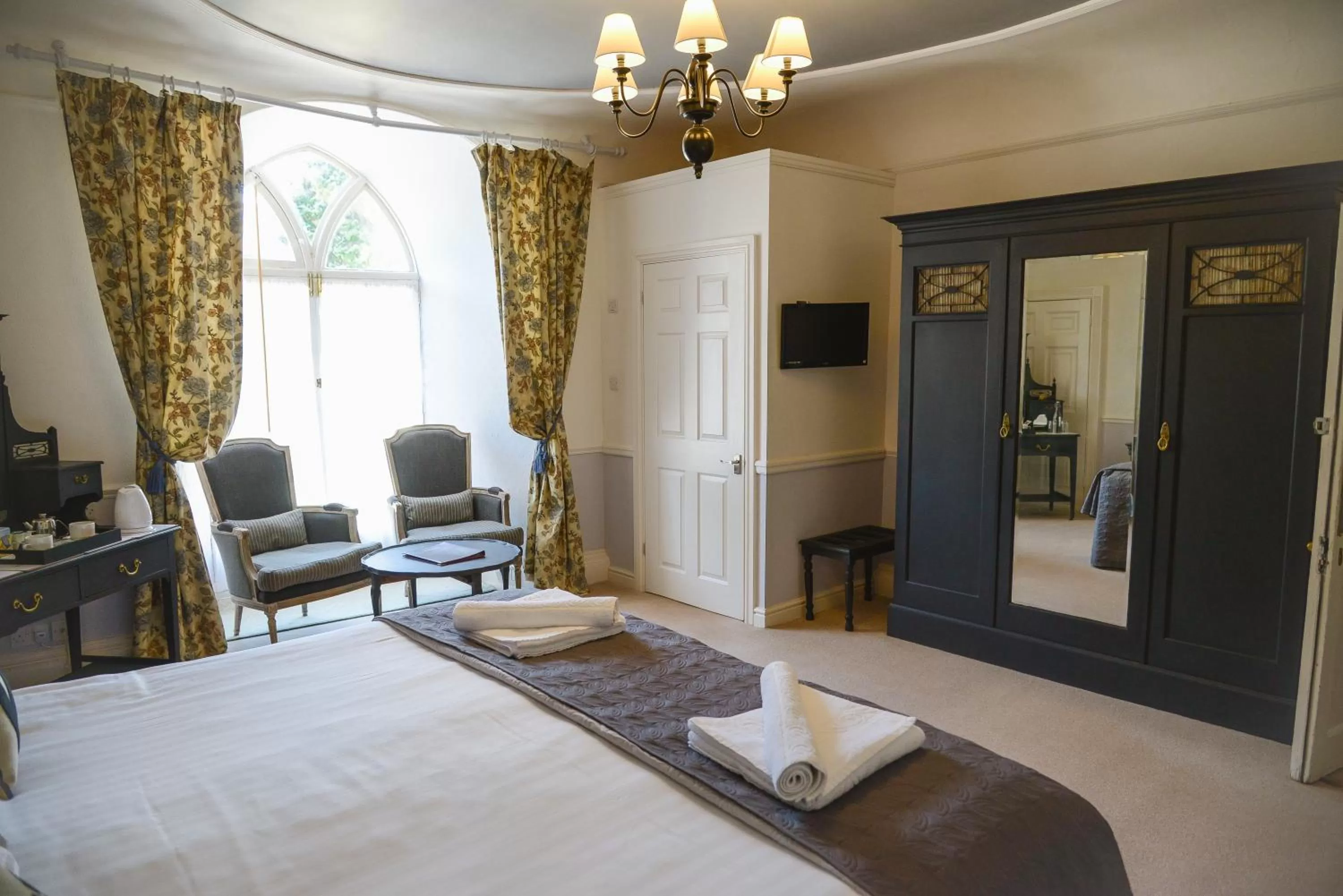 Bed in The Woodlands Hotel