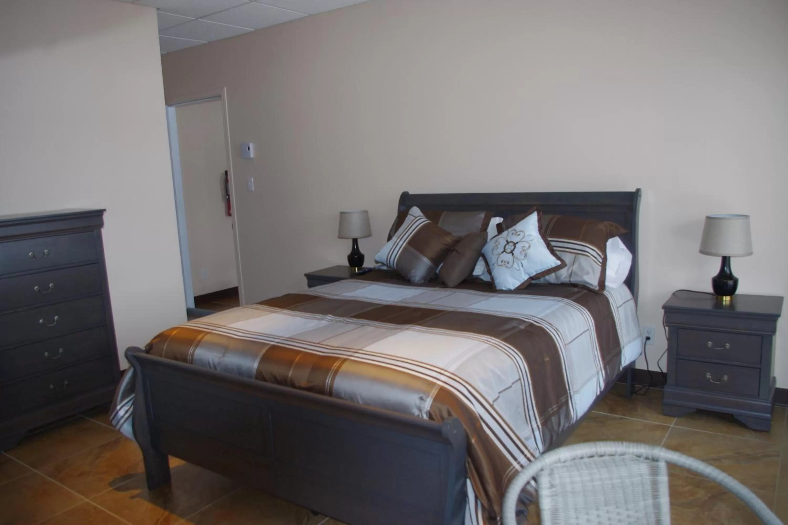 Photo of the whole room, Bed in Auberge La Tanière