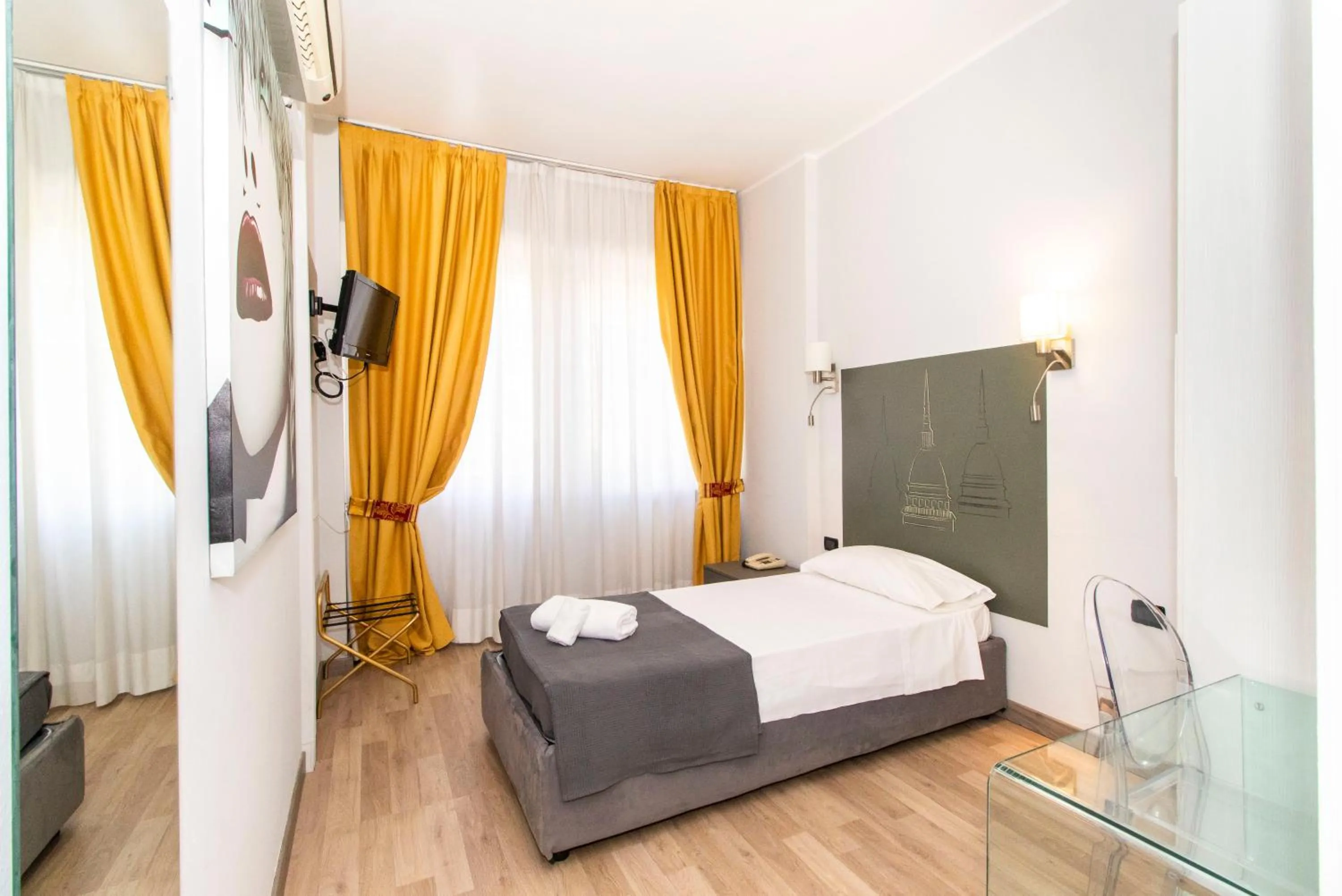 Photo of the whole room, Bed in Hotel Cristallo Torino