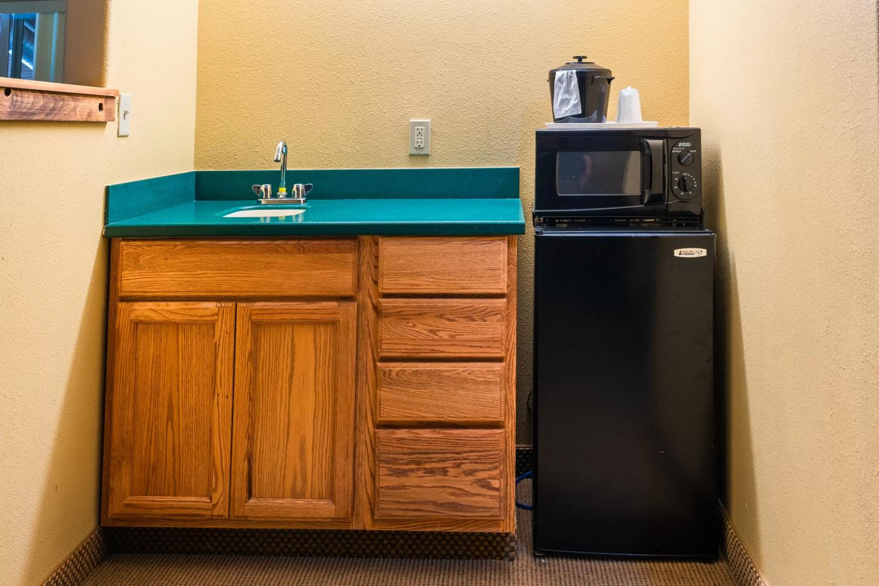 minibar in Pinedale Hotel & Suites