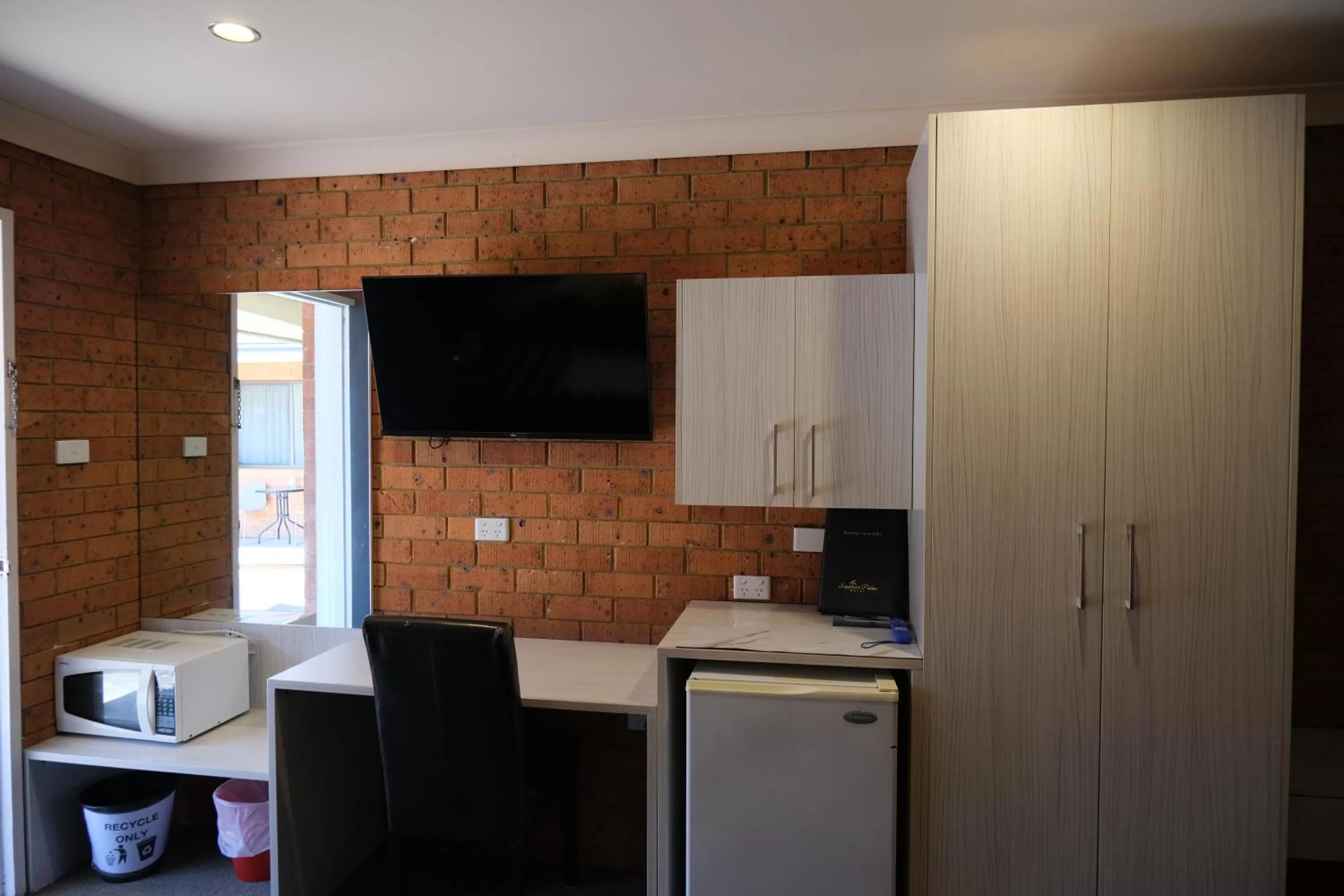 TV and multimedia in Sapphire Palms Motel