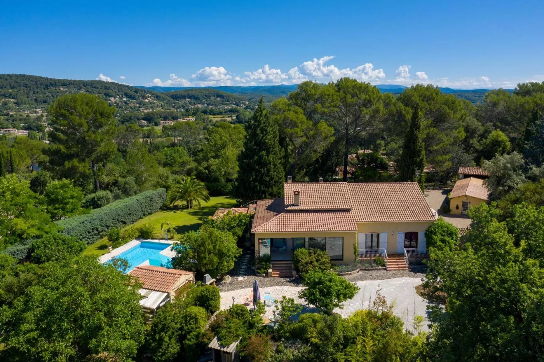 Bird's eye view, Bird's-eye View in Hôtes'Antic Provence