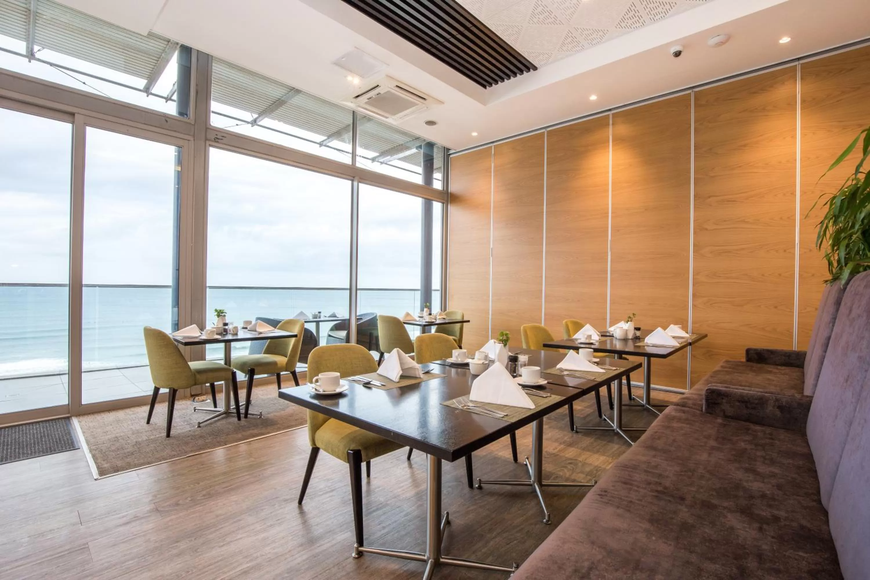 Restaurant/places to eat in Belaire Suites Hotel